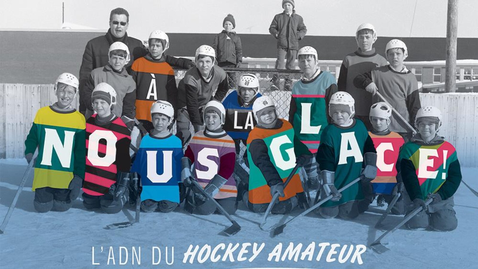 L'affiche officielle montre de jeunes joueurs en noir et blanc.
