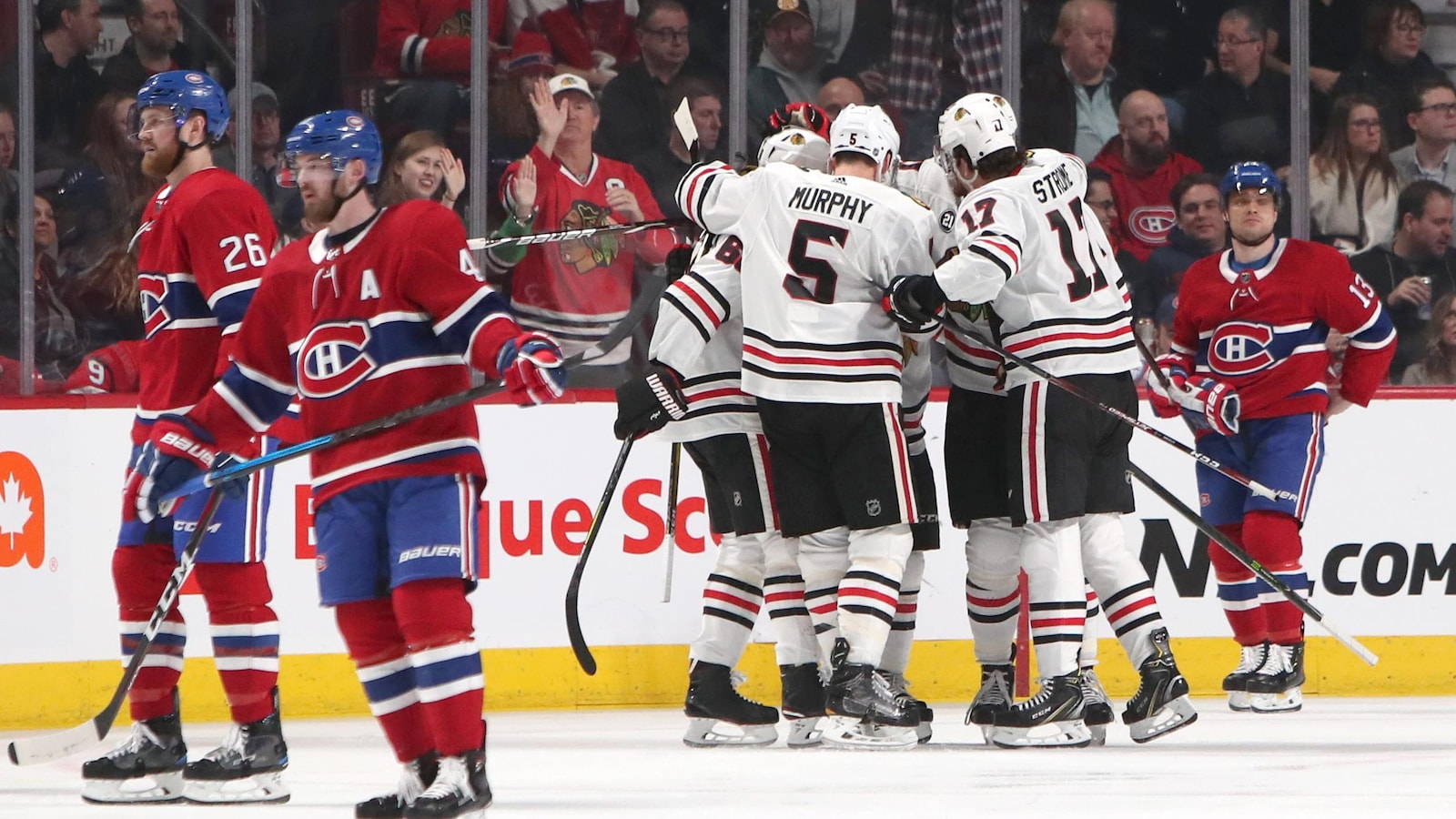 Les Blackhawks de Chicago célèbrent un but contre le Canadien.