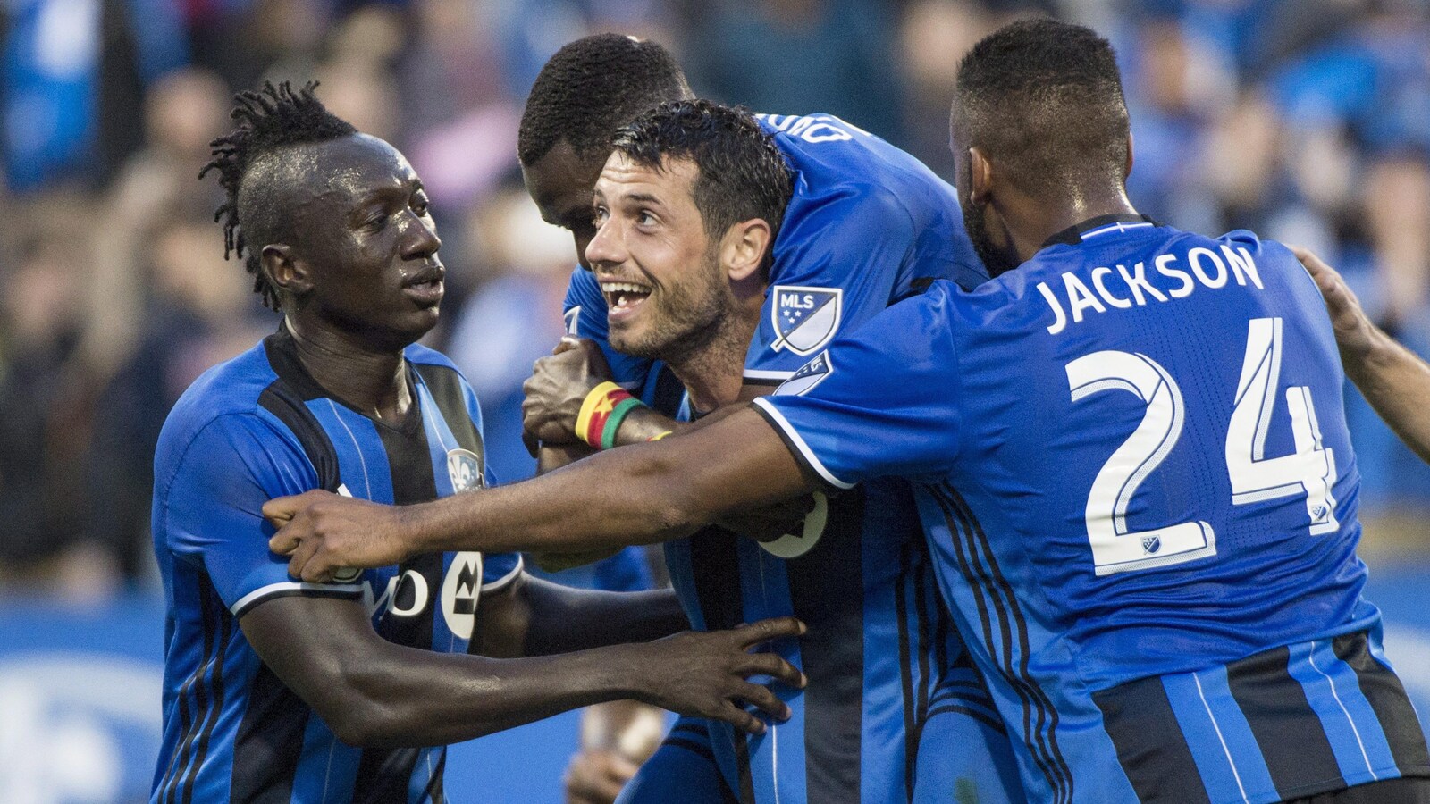 Blerim Dzemaili est félicité par ses coéquipiers après son premier but dans l'uniforme de l'Impact.