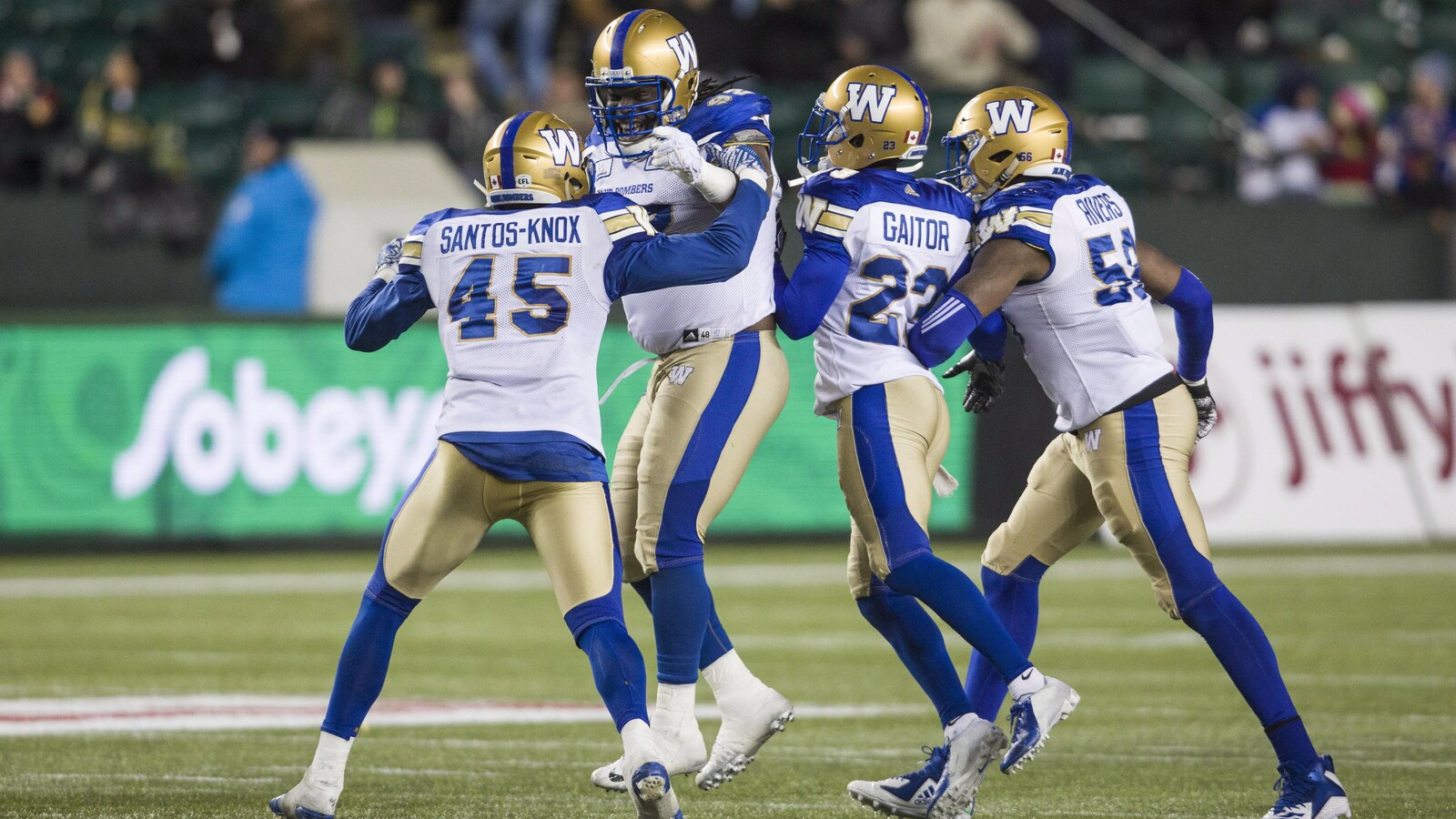 Les Blue Bombers célèbrent un sac du quart face aux Eskimos d'Edmonton.
