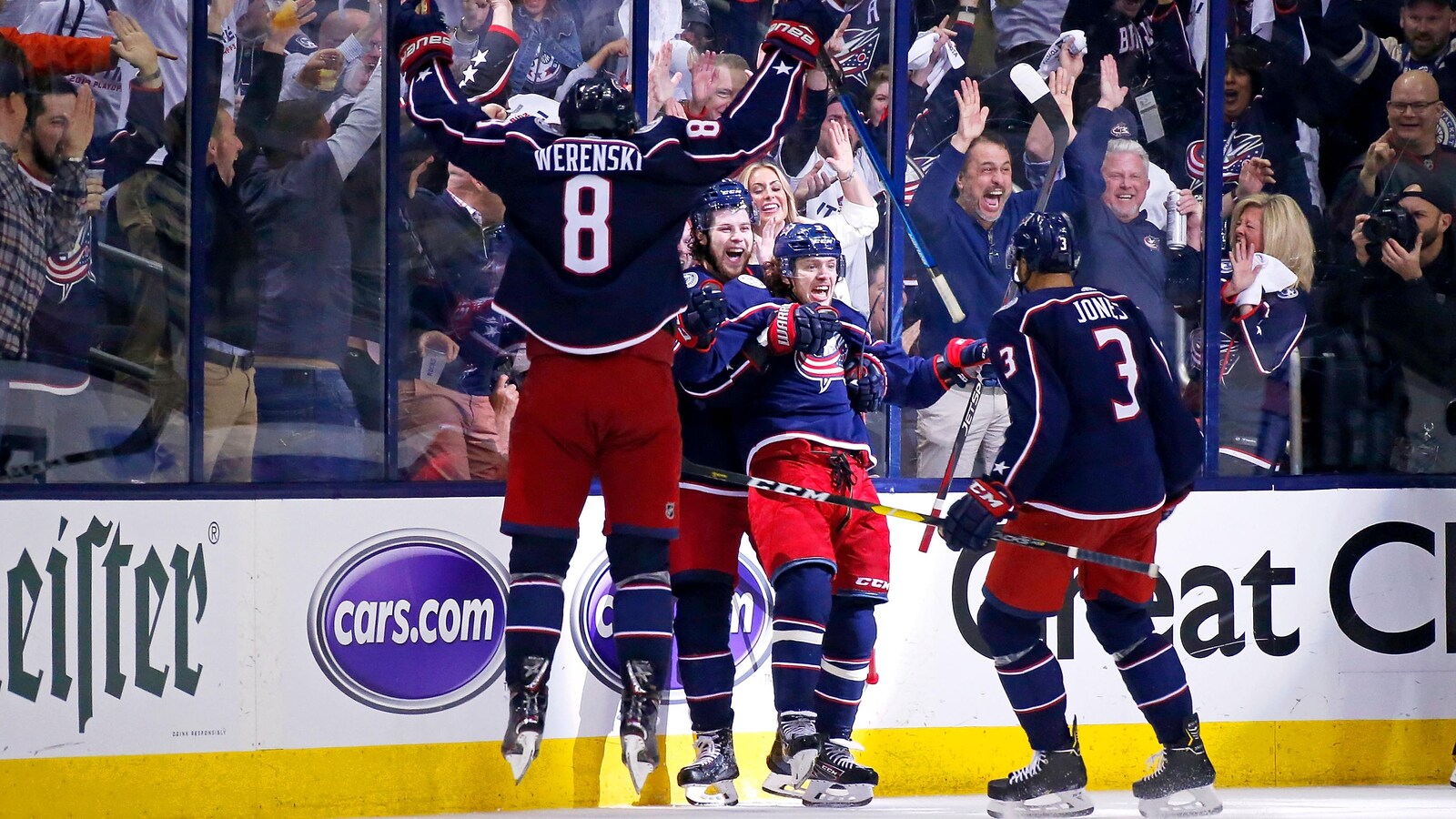 Les joueurs des Blue Jackets se félicitent après un but.