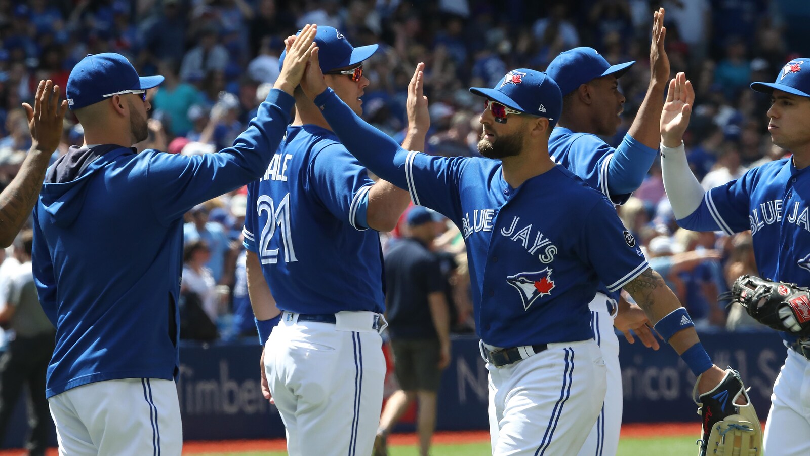 Kevin Pillar célèbre la victoire des Blue Jays avec ses coéquipiers.