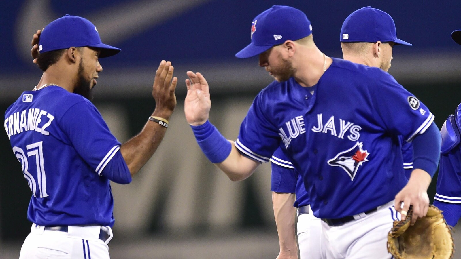 Teoscar Hernandez et Justin Smoak célèbrent la victoire des Blue Jays contre les Indians à Toronto.