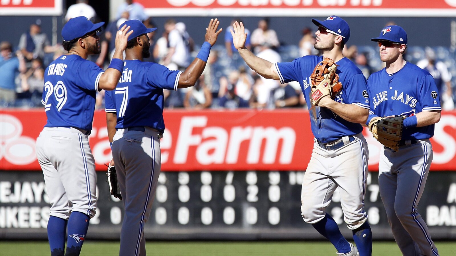 Les Blue Jays célèbrent leur victoire contre les Yankees.