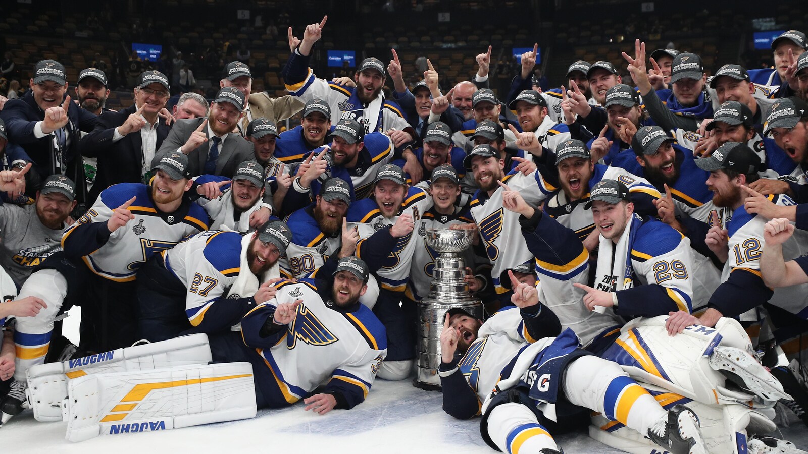 L'équipe posent avec la coupe sur la glace.