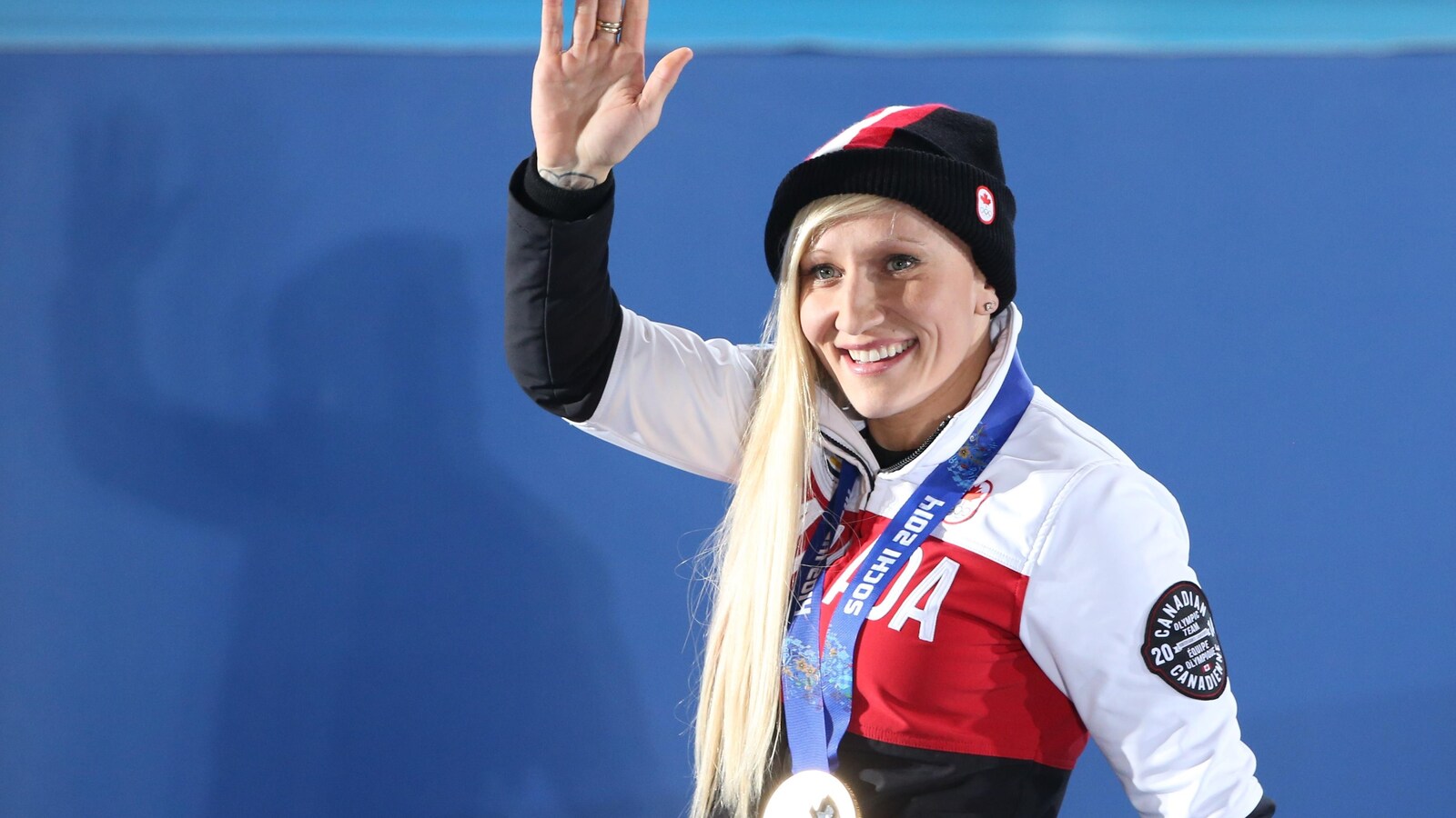 La Canadienne Kaillie Humphries salue la foule après avoir recu sa médaille d'or aux Jeux olympiques de Sotchi, en 2014.