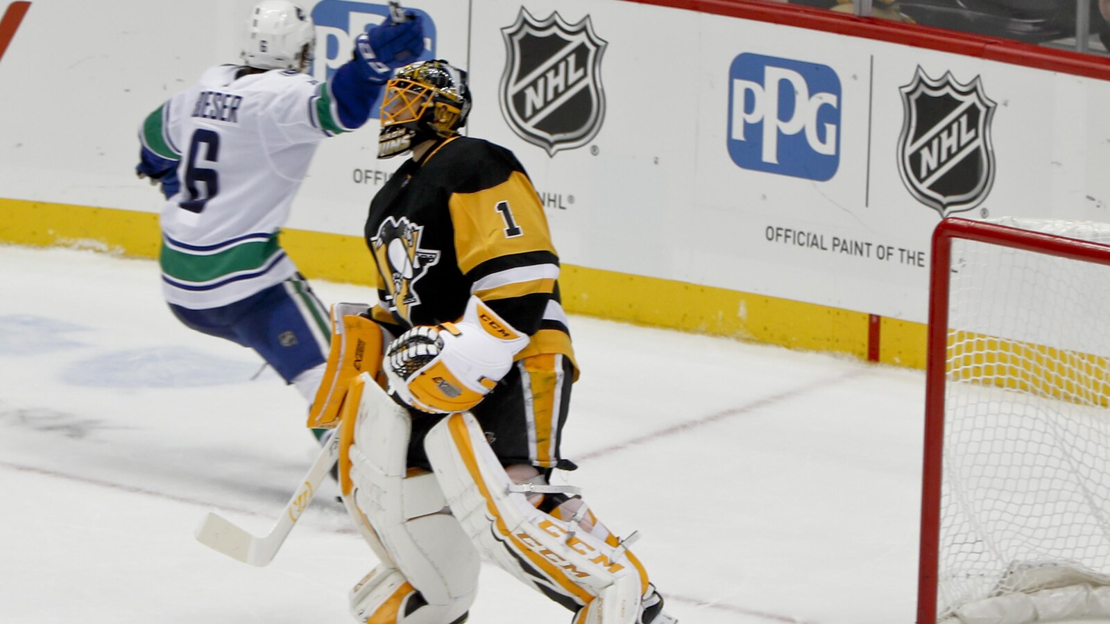 Brock Boeser des Canucks et Casey DeSmith des Penguins