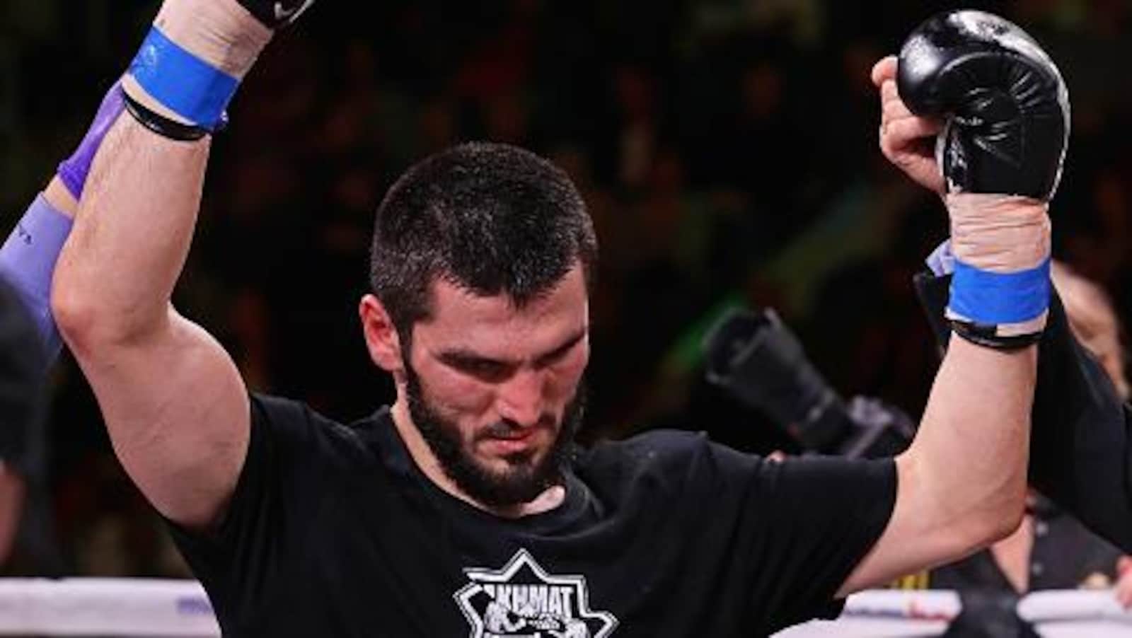 Artur Beterbiev les bras levés en signe de victoire