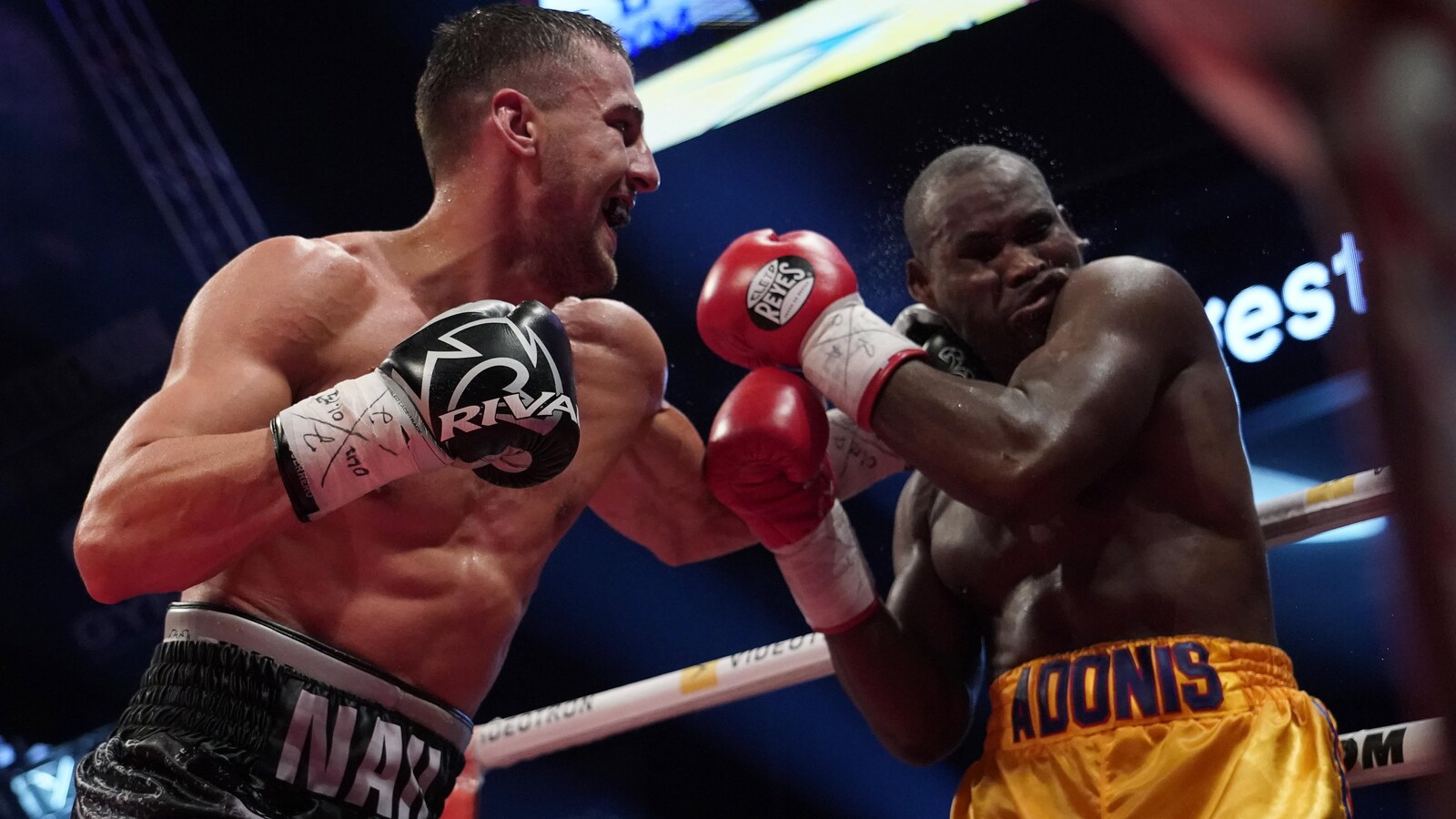 Oleksandr Gvosdyk (à gauche) frappe Adonis Stevenson au cours de leur combat de championnat du monde des mi-lourds du WBC.