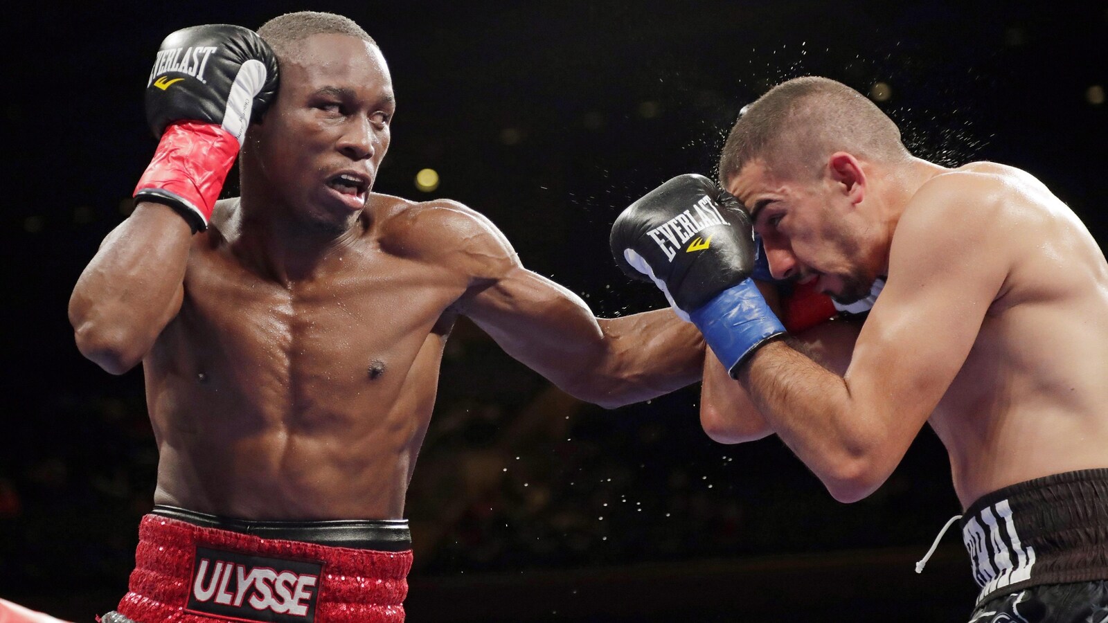 Yves Ulysse fils (à gauche) en action contre Maximilliano Becerra