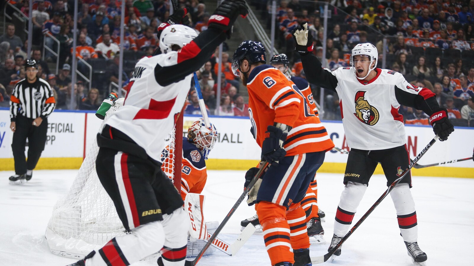 Brady Tkachuk (à gauche) célèbre son but avec son coéquipier Max Veronneau.