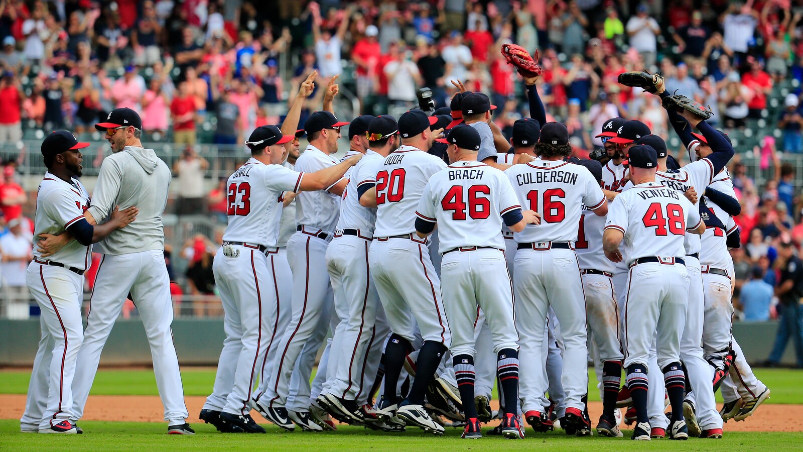Les Braves d'Atlanta célèbrent leur titre de division.