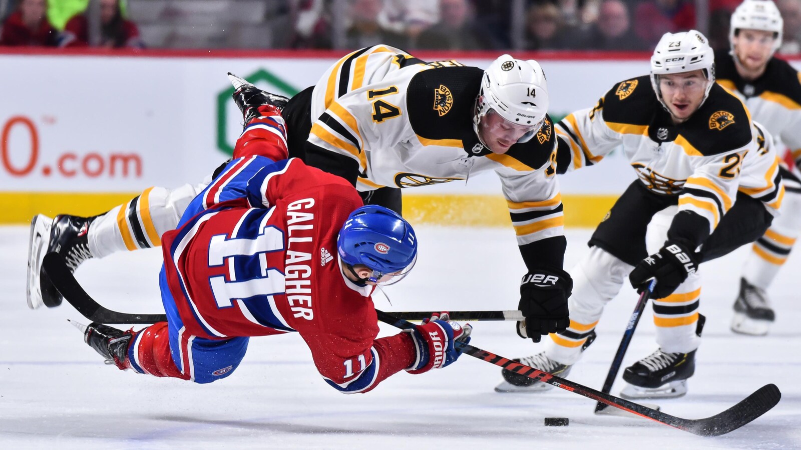 Brendan Gallagher entre en contact avec Chris Wagner, des Bruins