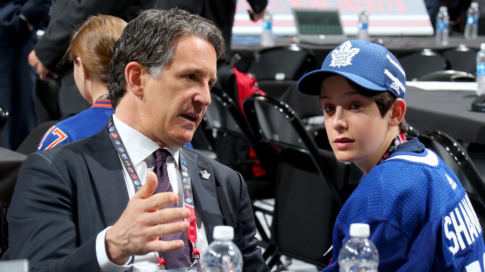 Ils discutent à la table des Maple Leafs.