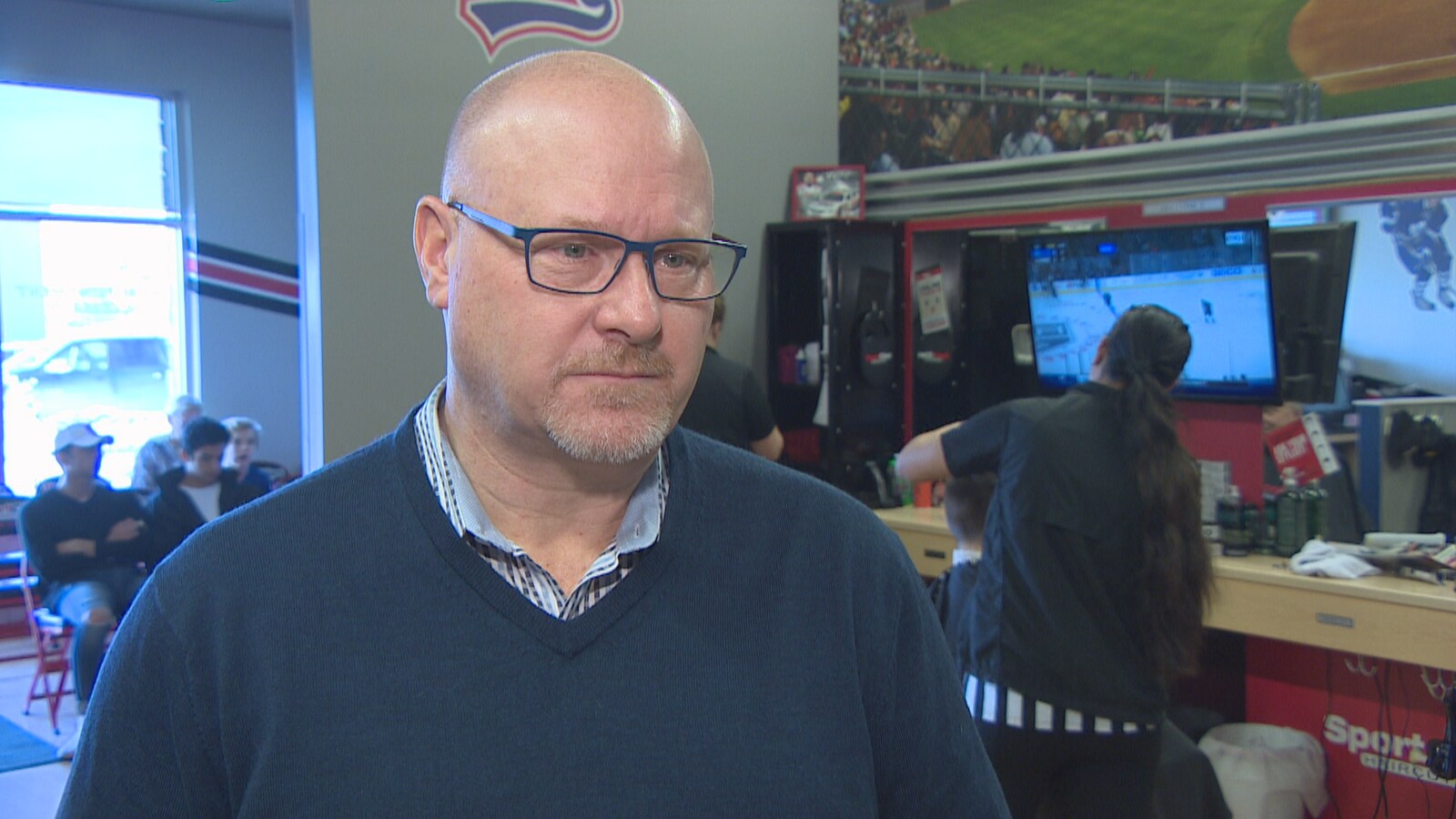 Brent Parker en entrevue dans l'un de ses salons de coiffure Sport Clips.