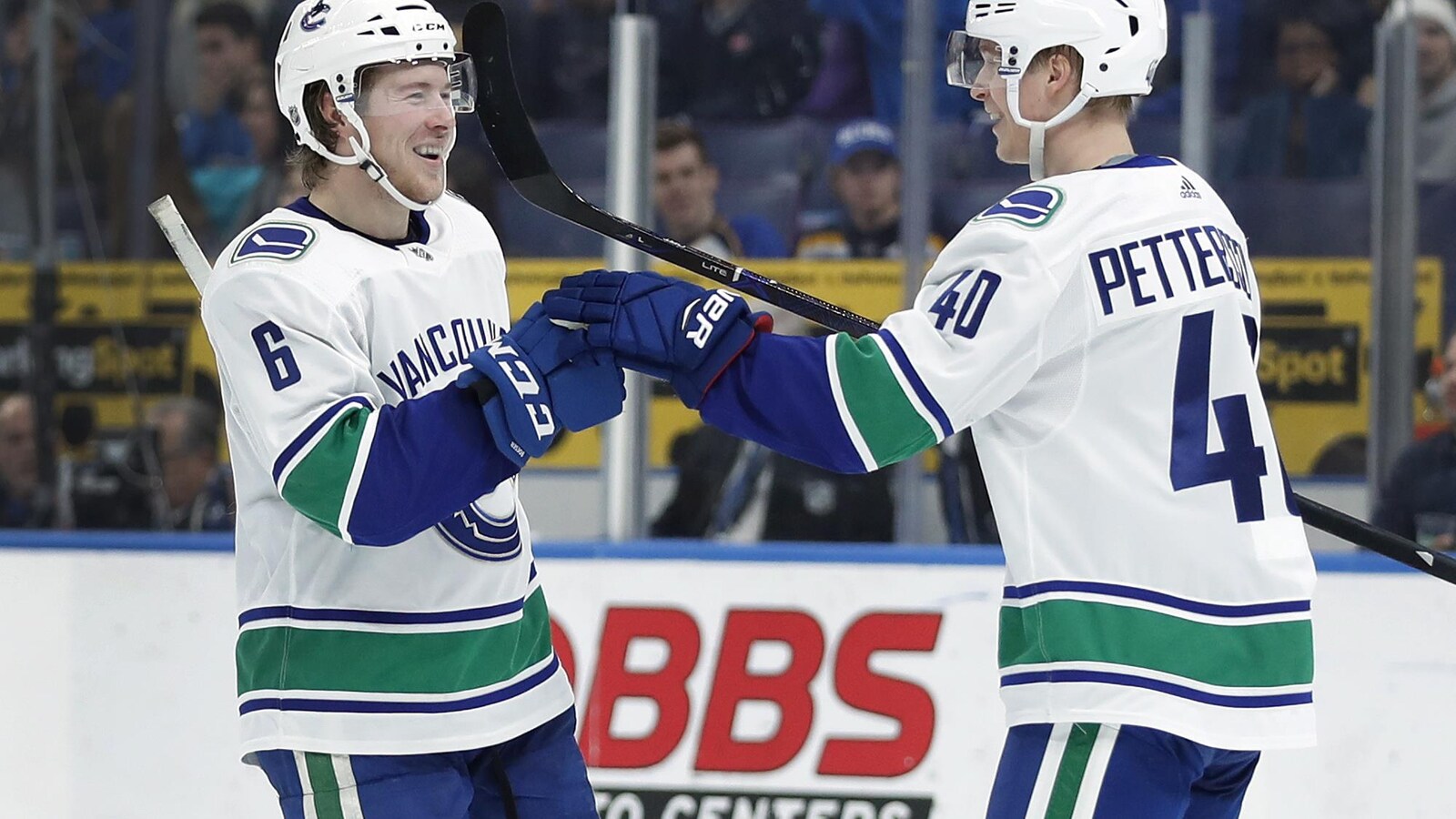 Brock Boeser (trois buts) et Elias Pettersson (cinq points) ont été les héros du match pour les Canucks de Vancouver.