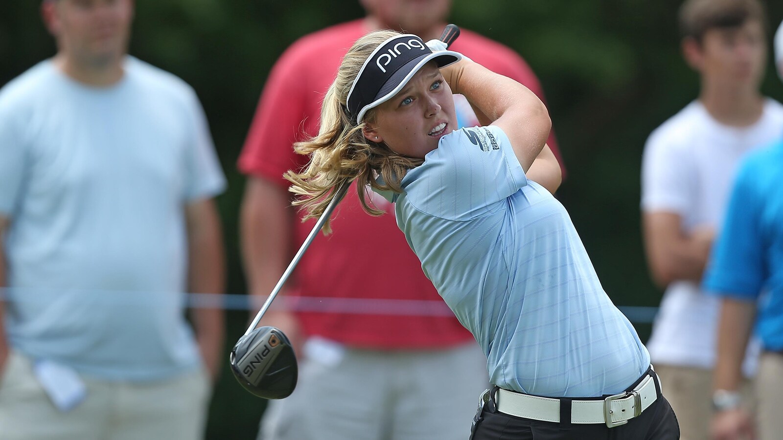 Brooke Henderson regarde sa balle après l'avoir frappée.