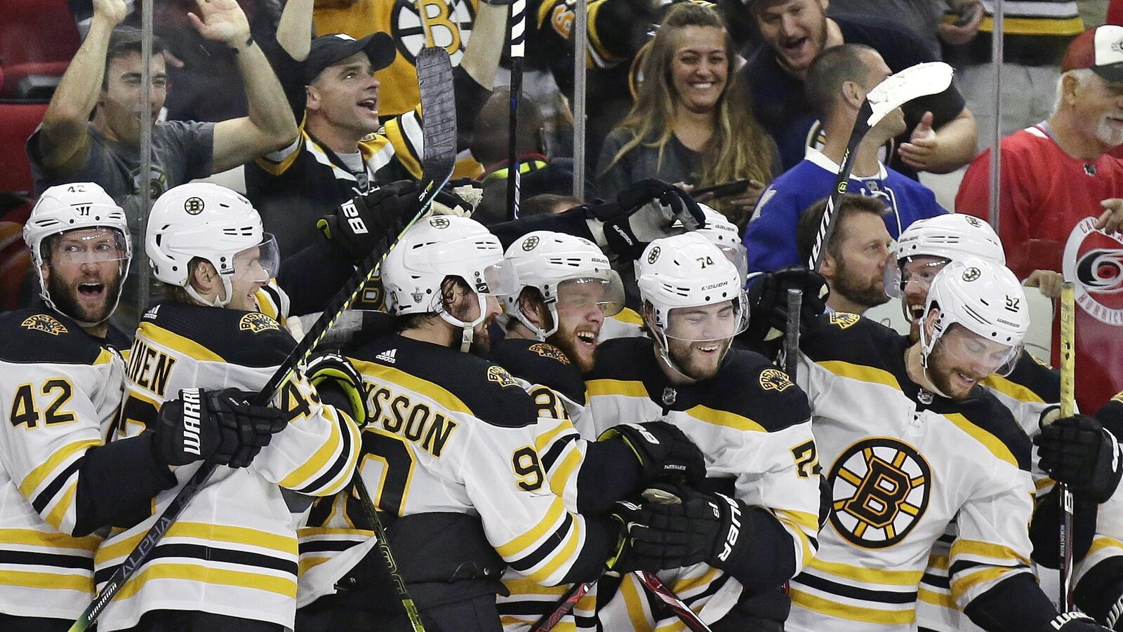 Les joueurs des Bruins célèbrent leur victoire à la fin du quatrième match de la finale de l'Association de l'Est face aux Hurricanes de la Caroline