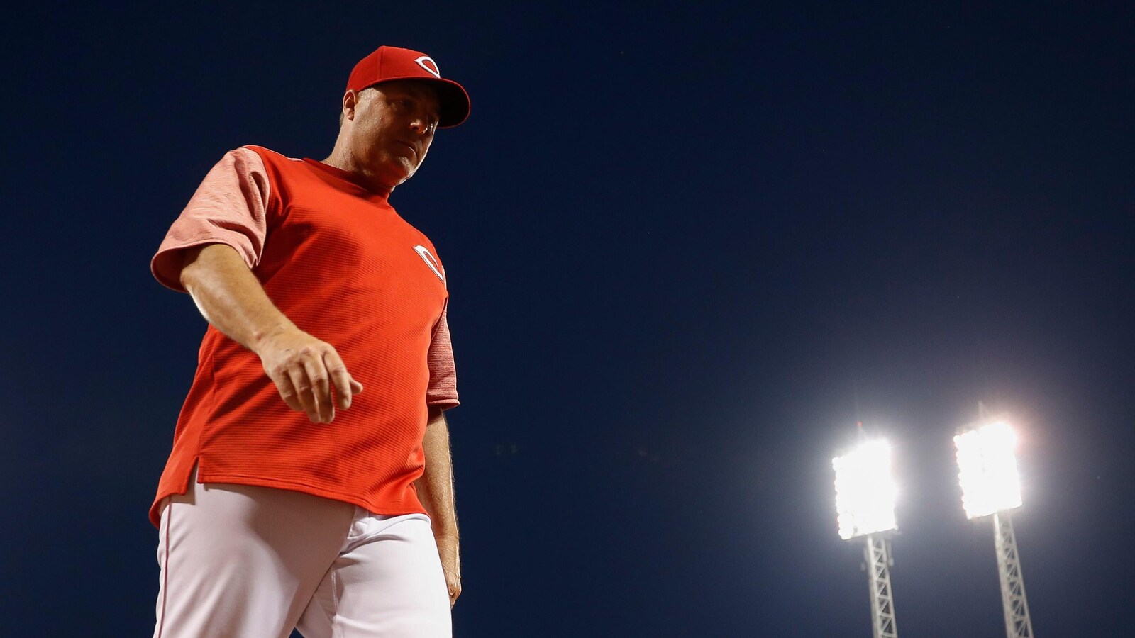 Bryan Price revient au banc lors d'un match des Reds de Cincinnati.