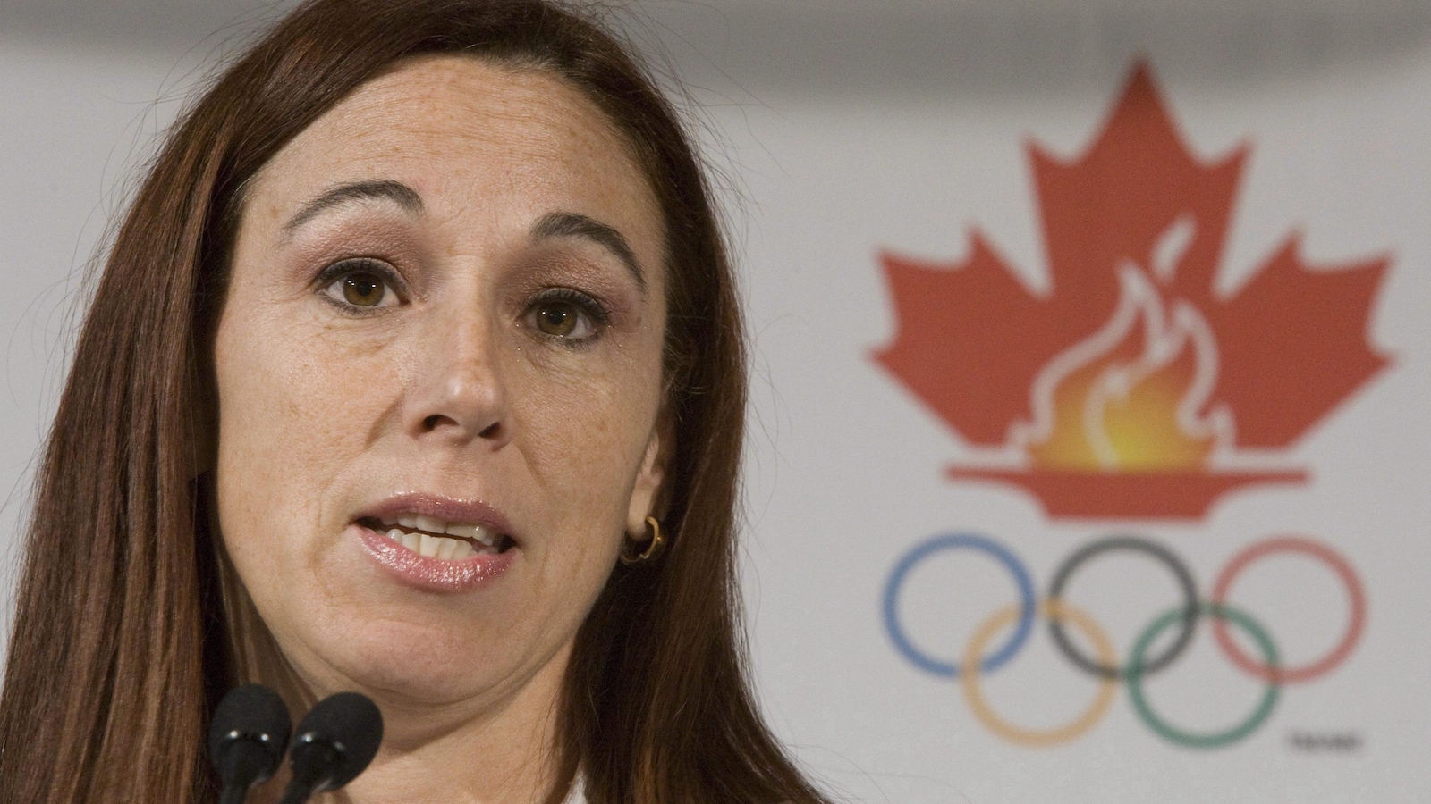 Gros plan de Nathalie Lambert en conférence de presse