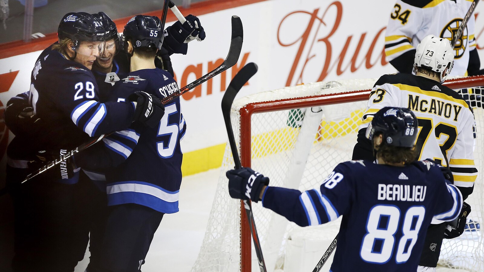 Patrik Laine (29), Jacob Trouba (8), Mark Scheifele (55) et Mathieu Perreault (85) célèbrent un but des Jets de Winnipeg.