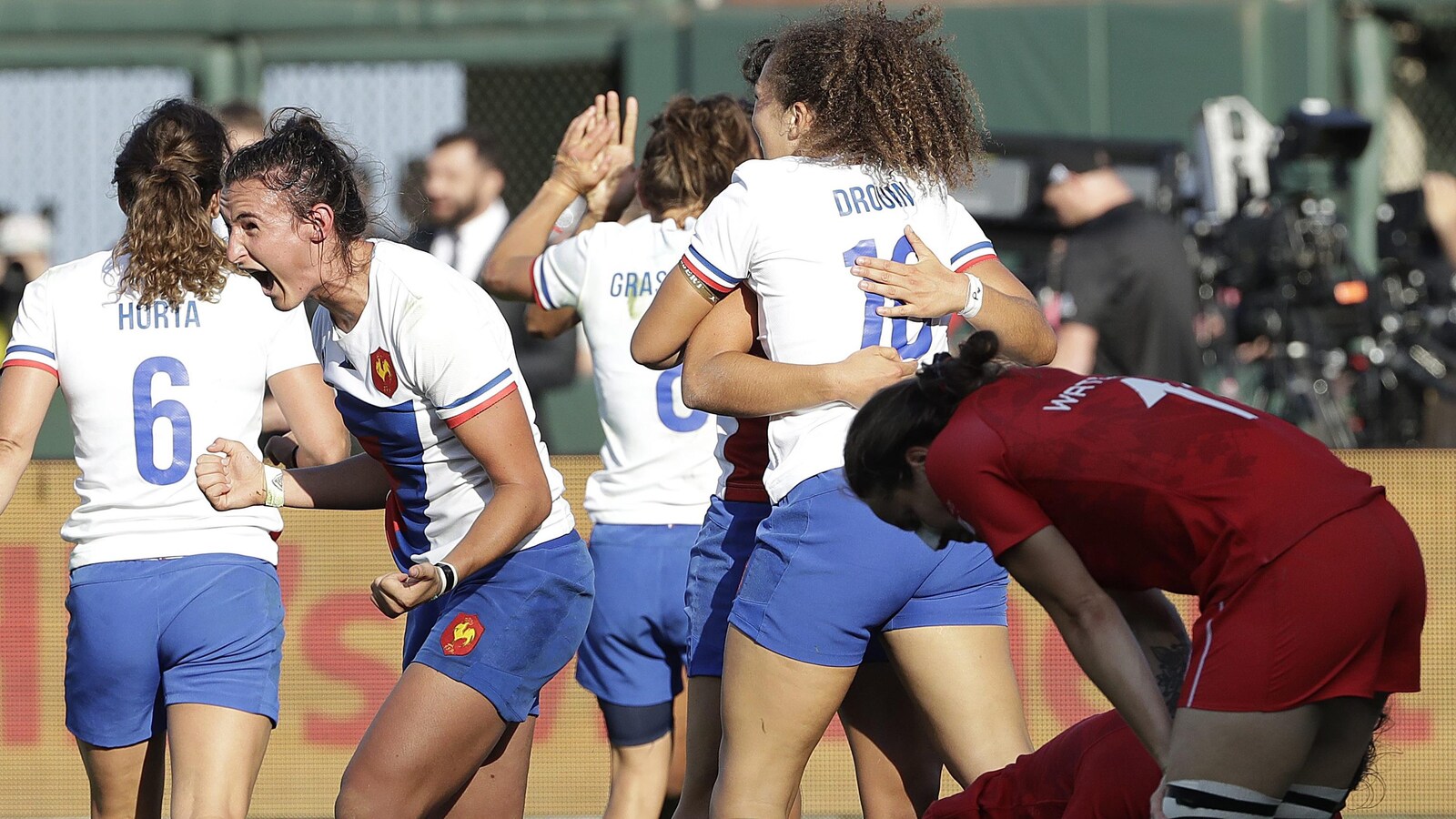 Les Françaises célèbrent leur victoire contre les Canadiennes.