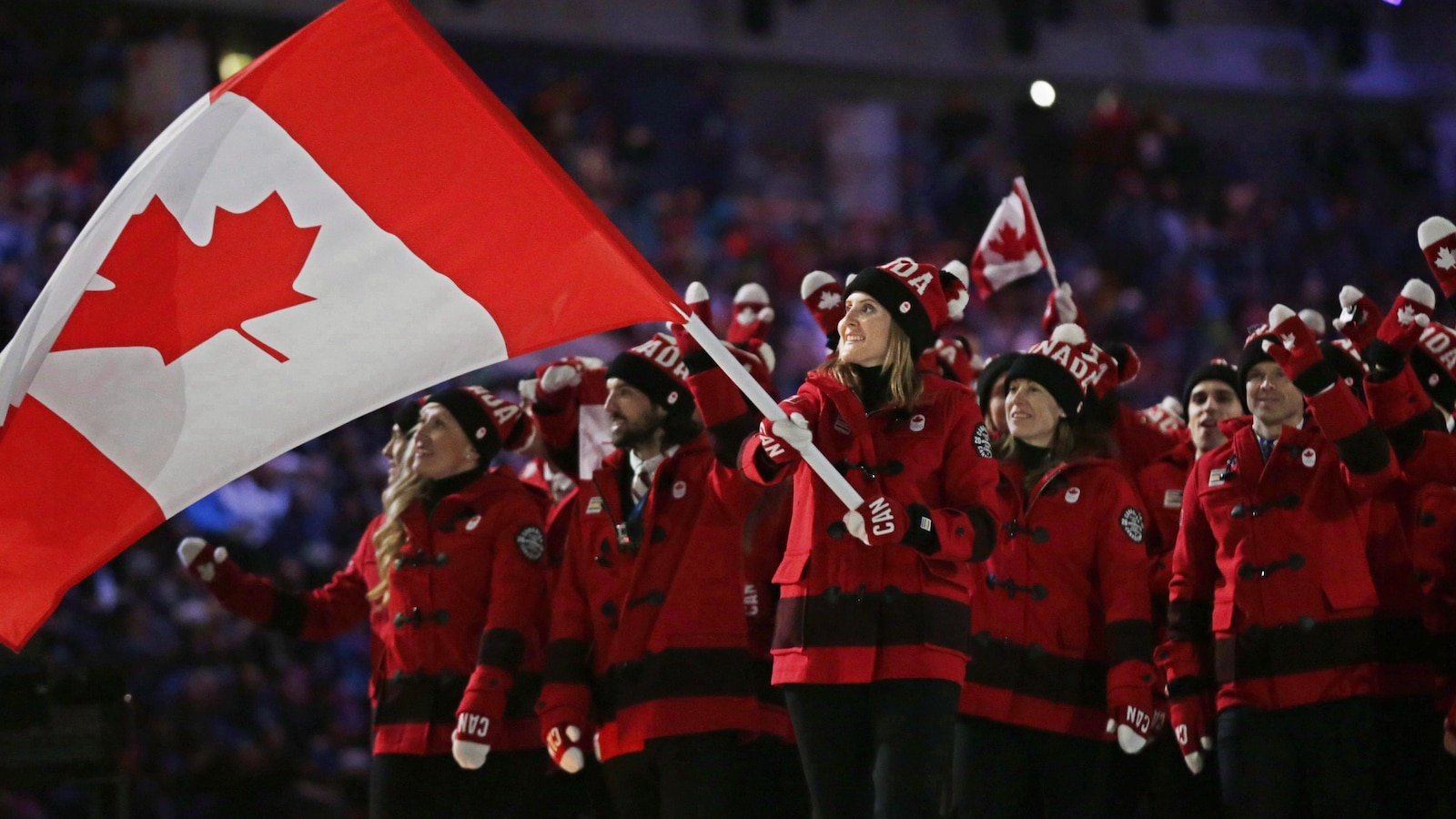 Hayley Wickenheiser, porte-drapeau du Canada lors de la cérémonie d'ouverture des Jeux de Sotchi en 2014
