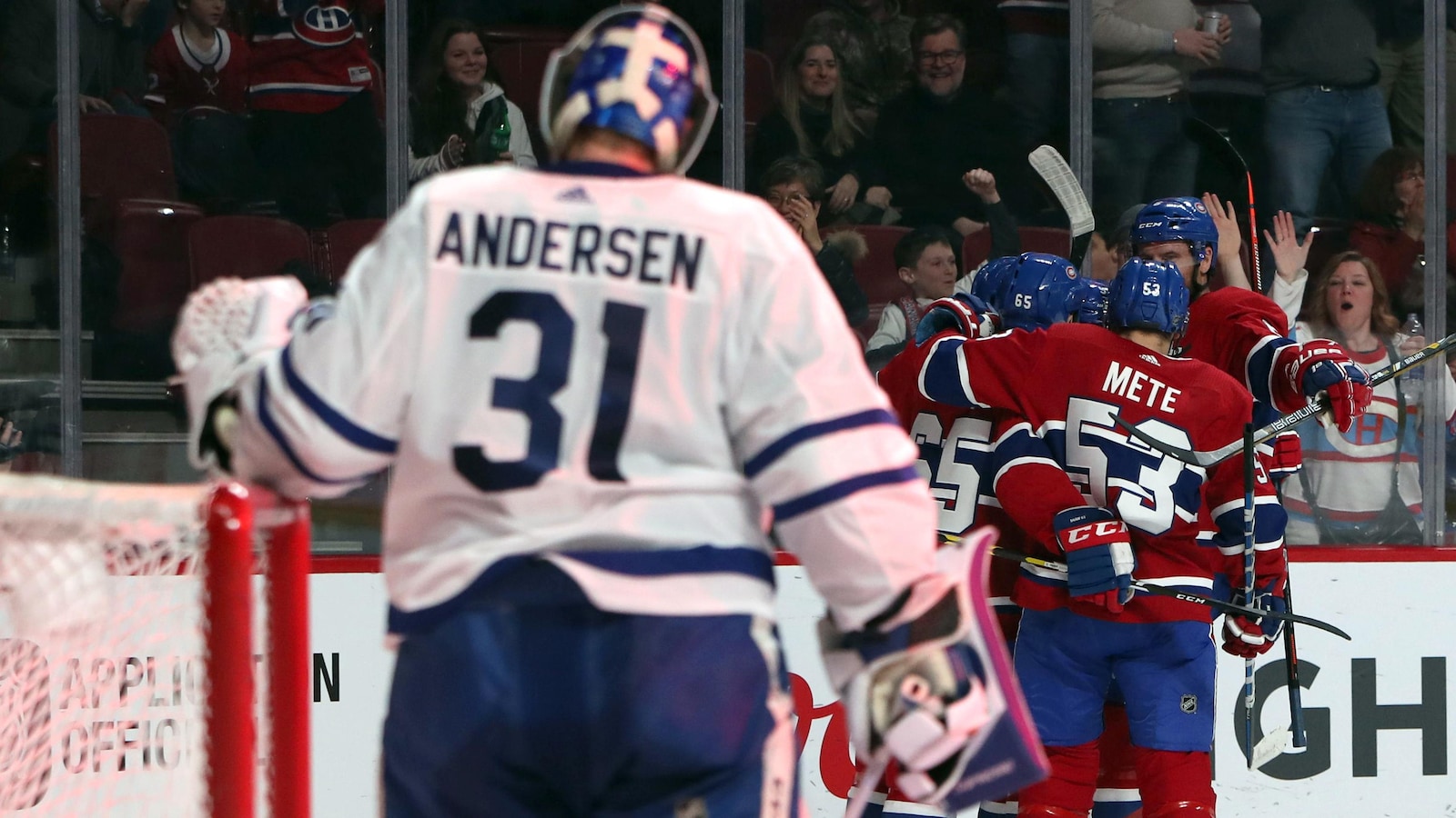 Les joueurs du Canadien célèbrent un but devant le gardien Frederik Andersen.