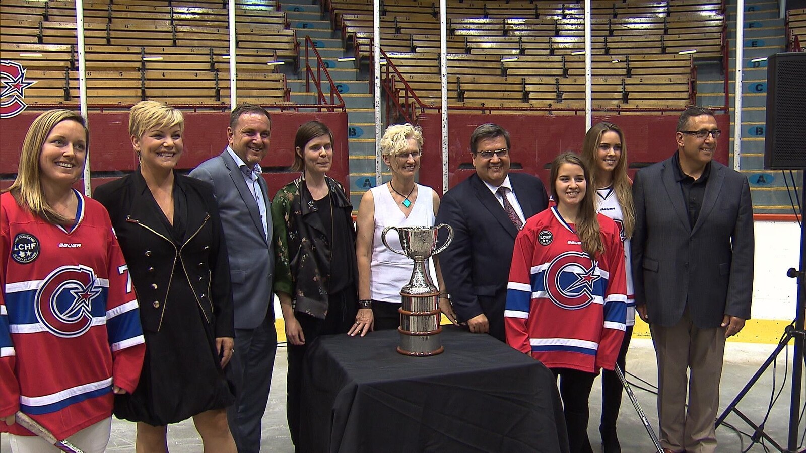 Le maire de Montréal, Denis Coderre, avec à sa droite Branda Andress, commissaire de la CWHL et Meg Hewings, directrice générale des Canadiennes de Montréal