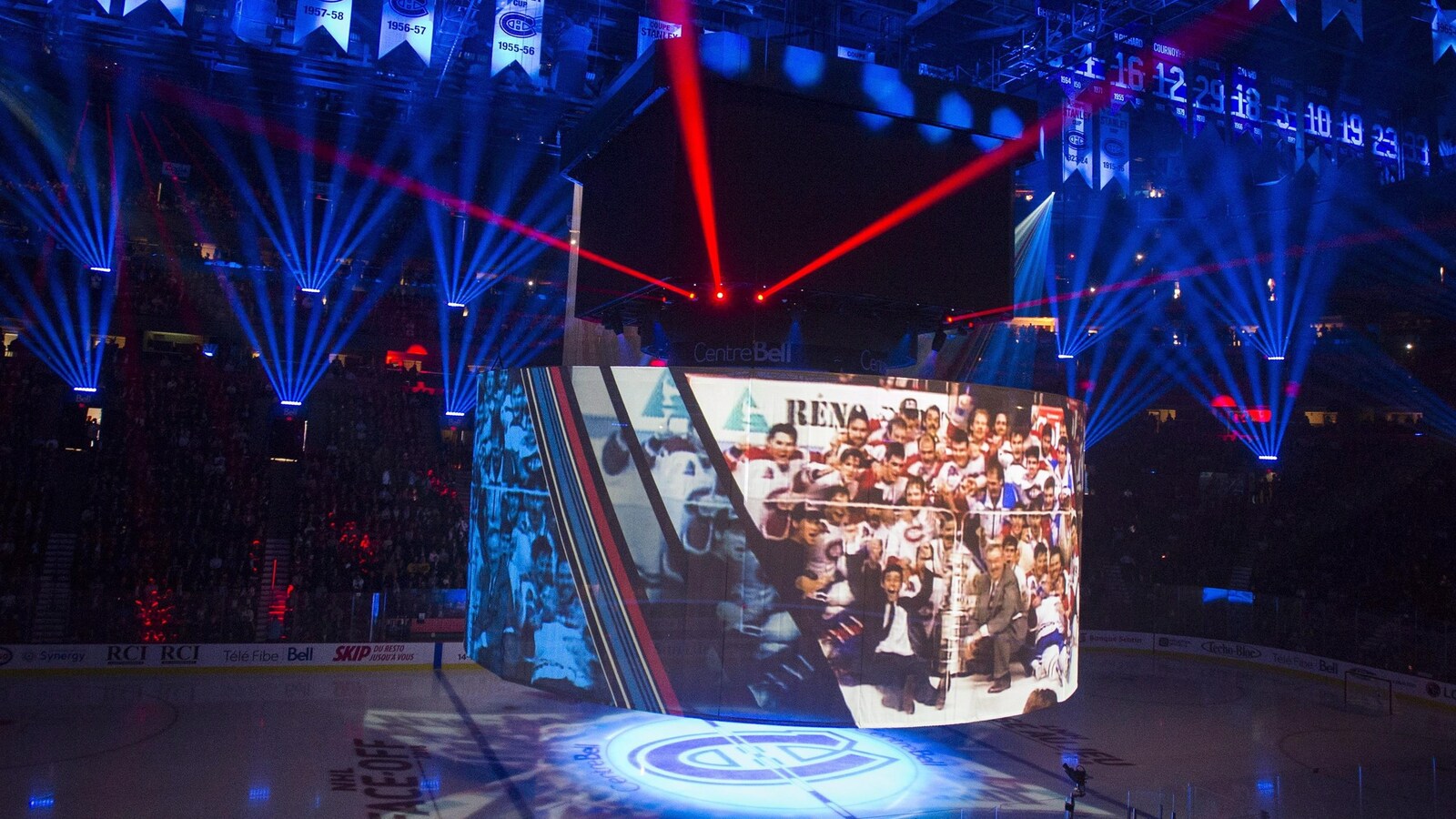 Le premier match à domicile du Canadien a été précédé d'une cérémonie en l'honneur de la dernière conquête montréalaise de la Coupe Stanley, en 1993.
