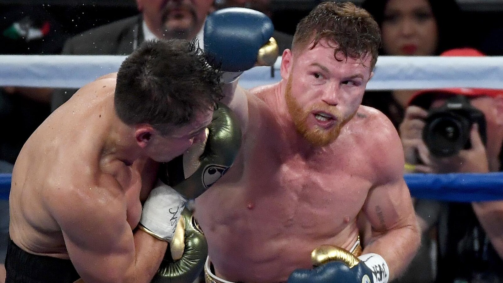 Canelo Alvarez frappe Gennady Golovkin d'une solide droite dans leur combat du 16 septembre 2017 à Las Vegas