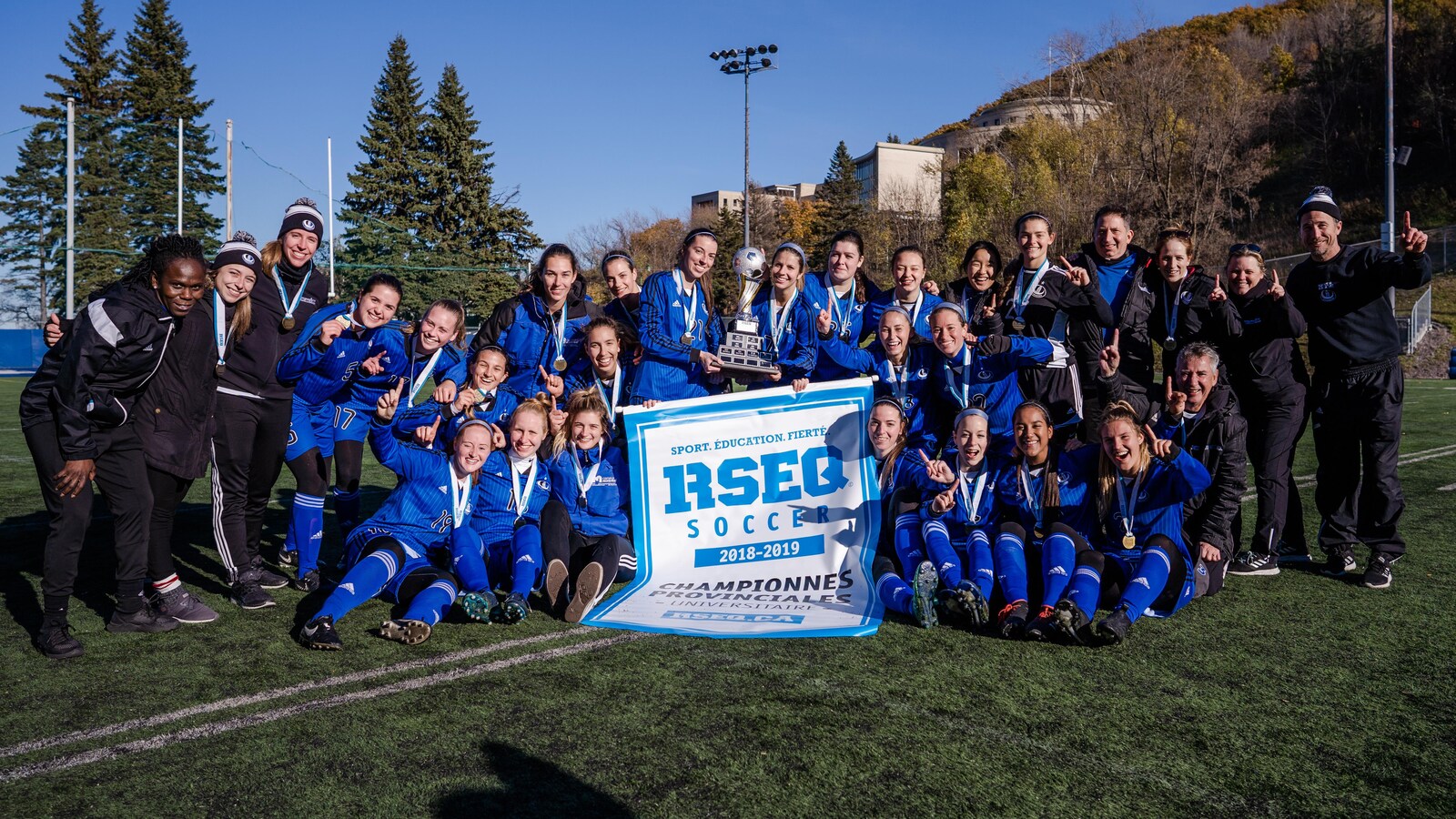 Elles posent avec leur bannière de championnes.