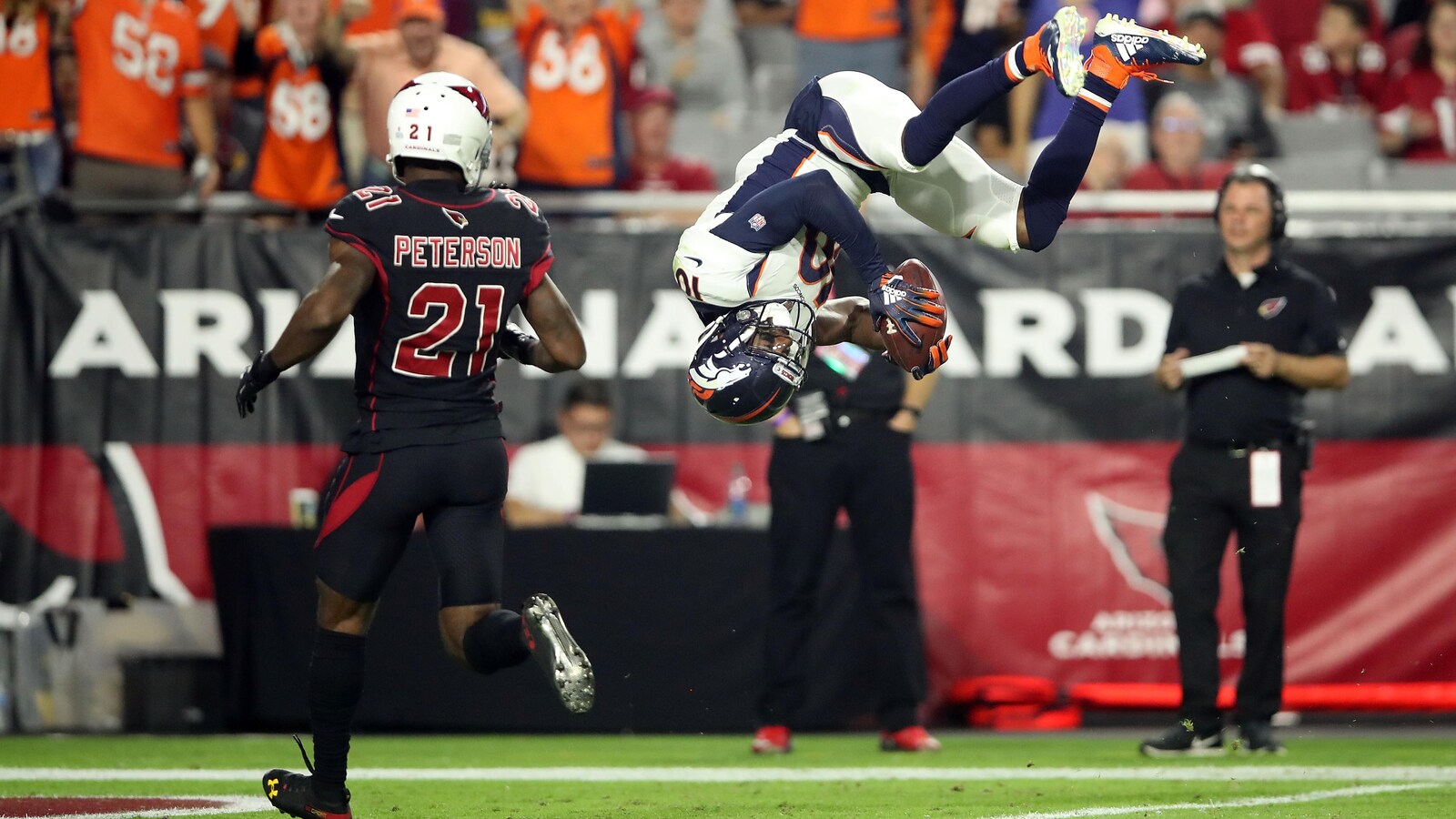 Le joueur des Broncos fait un périlleux avant dans la zone des buts après avoir marqué un touché contre les Cardinals.