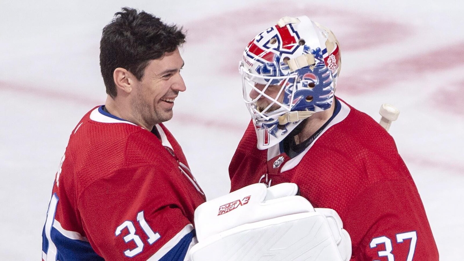 Carey Price félicite Antti Niemi après la victoire du Tricolore.