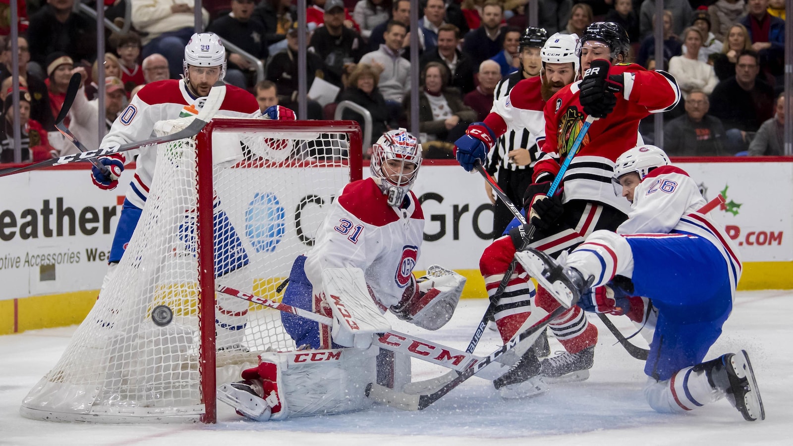 Carey Price stoppe un tir face aux Blackhawks de Chicago.