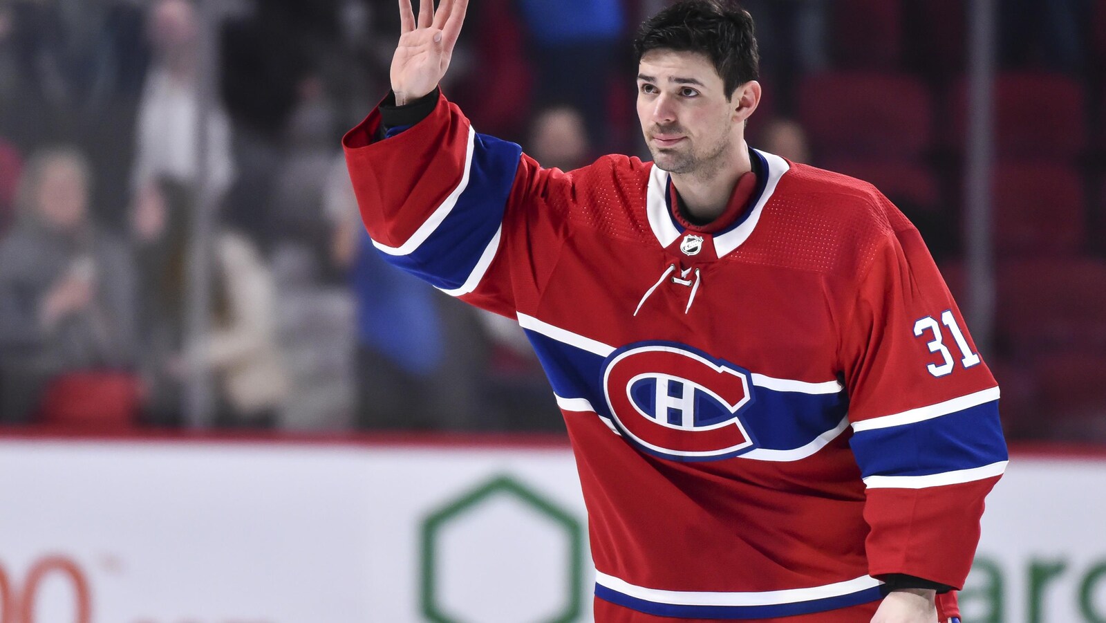 Le gardien de but salue la foule après une victoire.