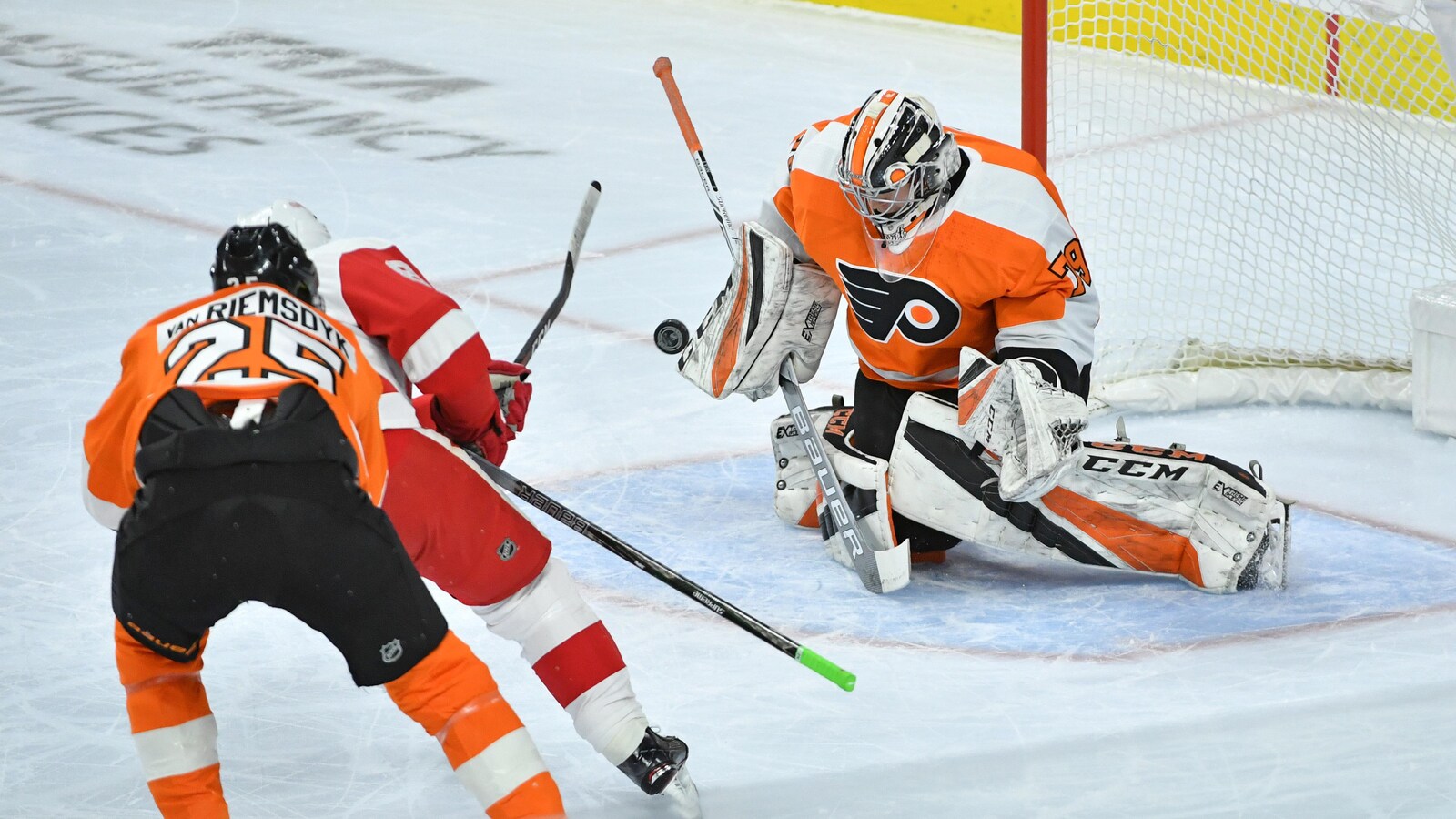 La recrue Carter Hart (à droite) stoppe un tir de Justin Abdelkader.