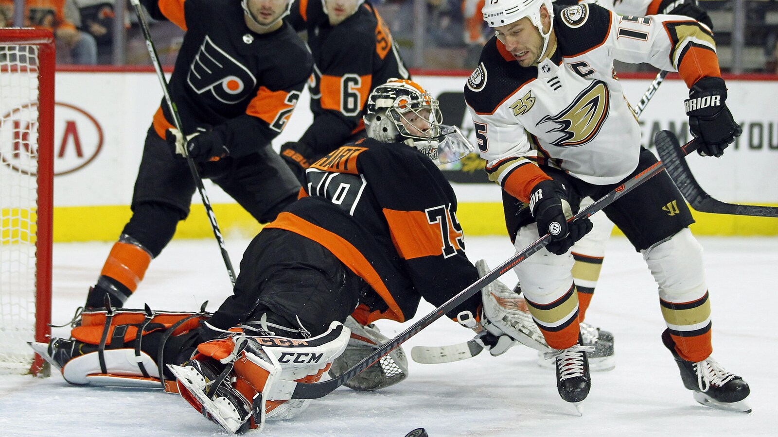 Il étire la jambe pour stopper une tentative de Ryan Getzlaf.