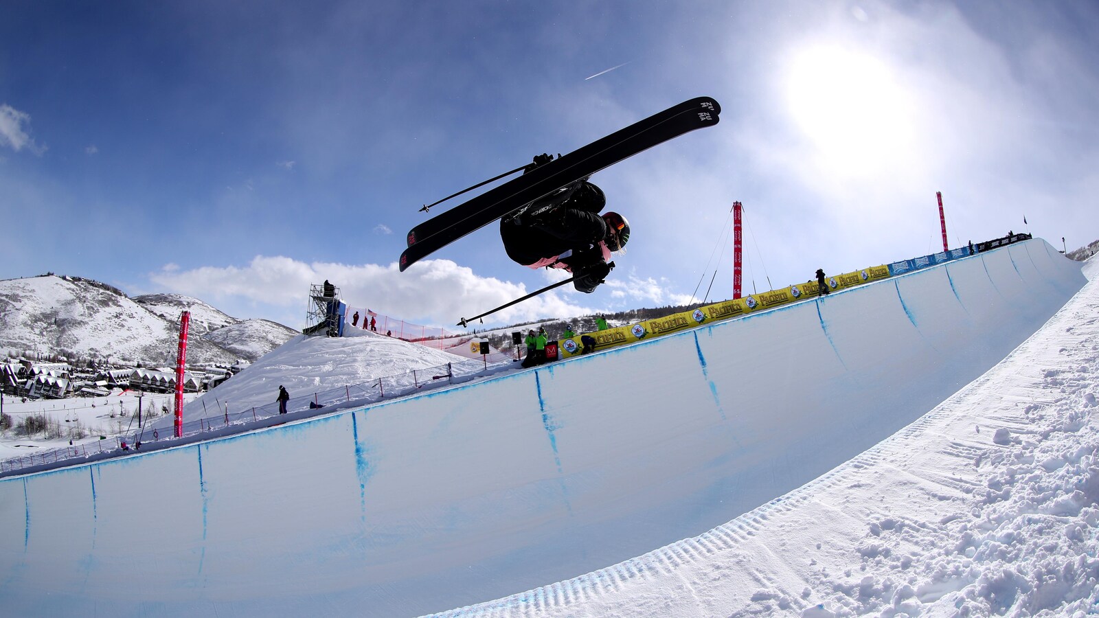 Elle effectue un saut lors de sa descente de qualification.