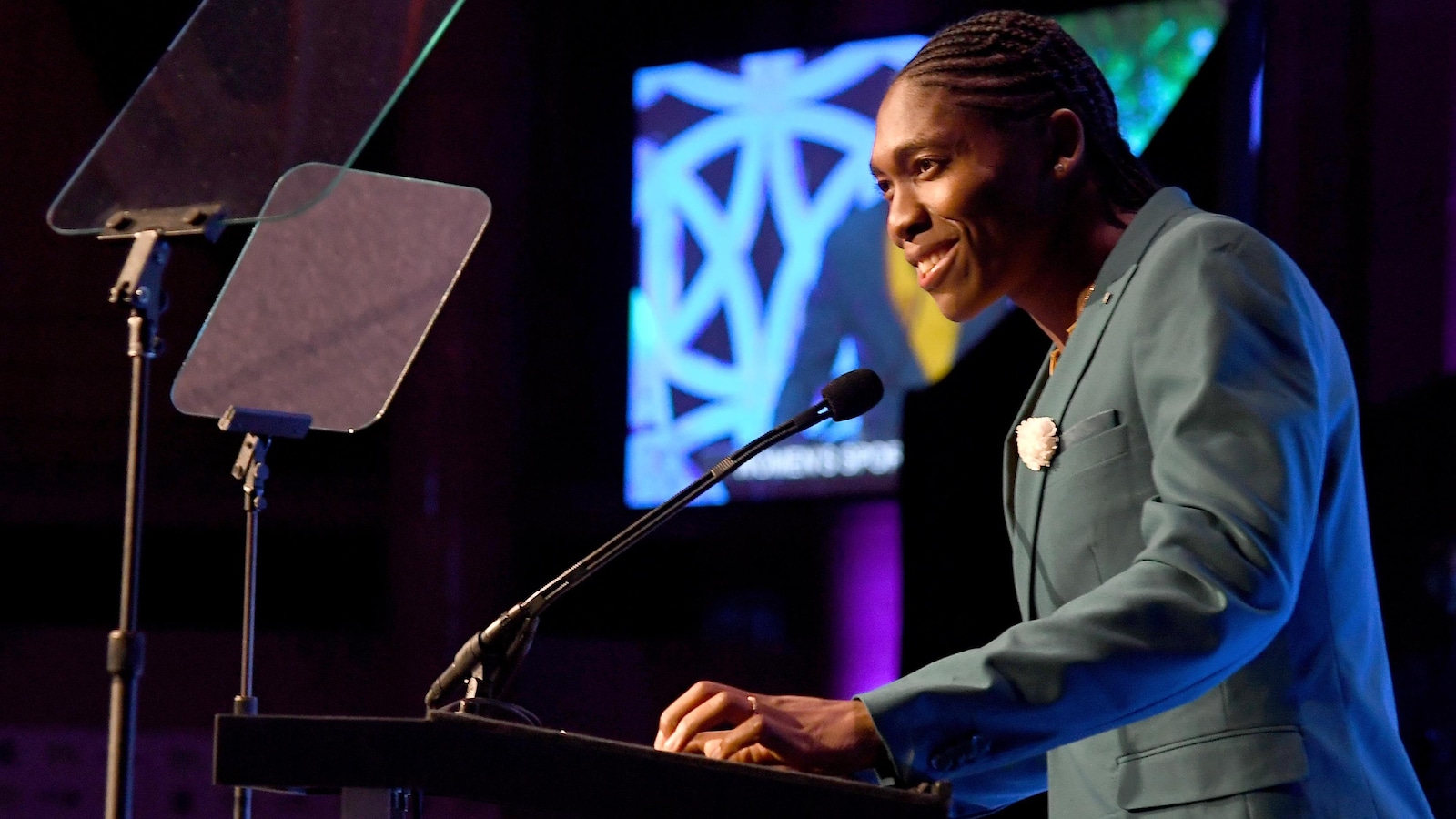 Caster Semenya donne un discours lors du gala de l'organisme Women in Sports le 17 octobre 2018 à New York.