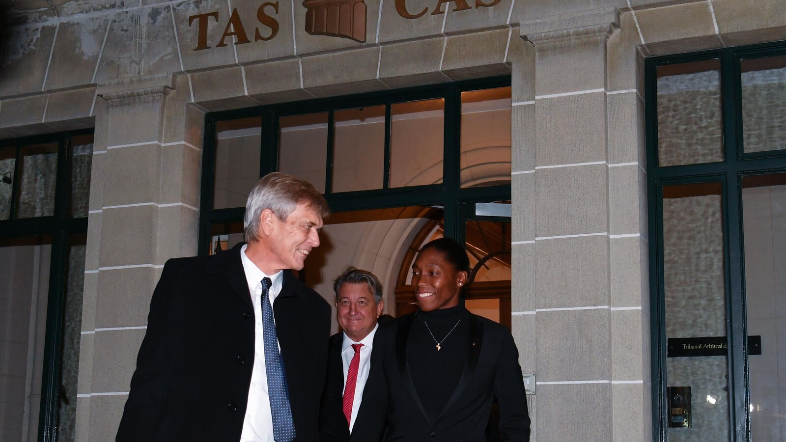Caster Semenya et son avocat Gregory Nott sortent du Tribunal arbitral du sport à Lausanne.