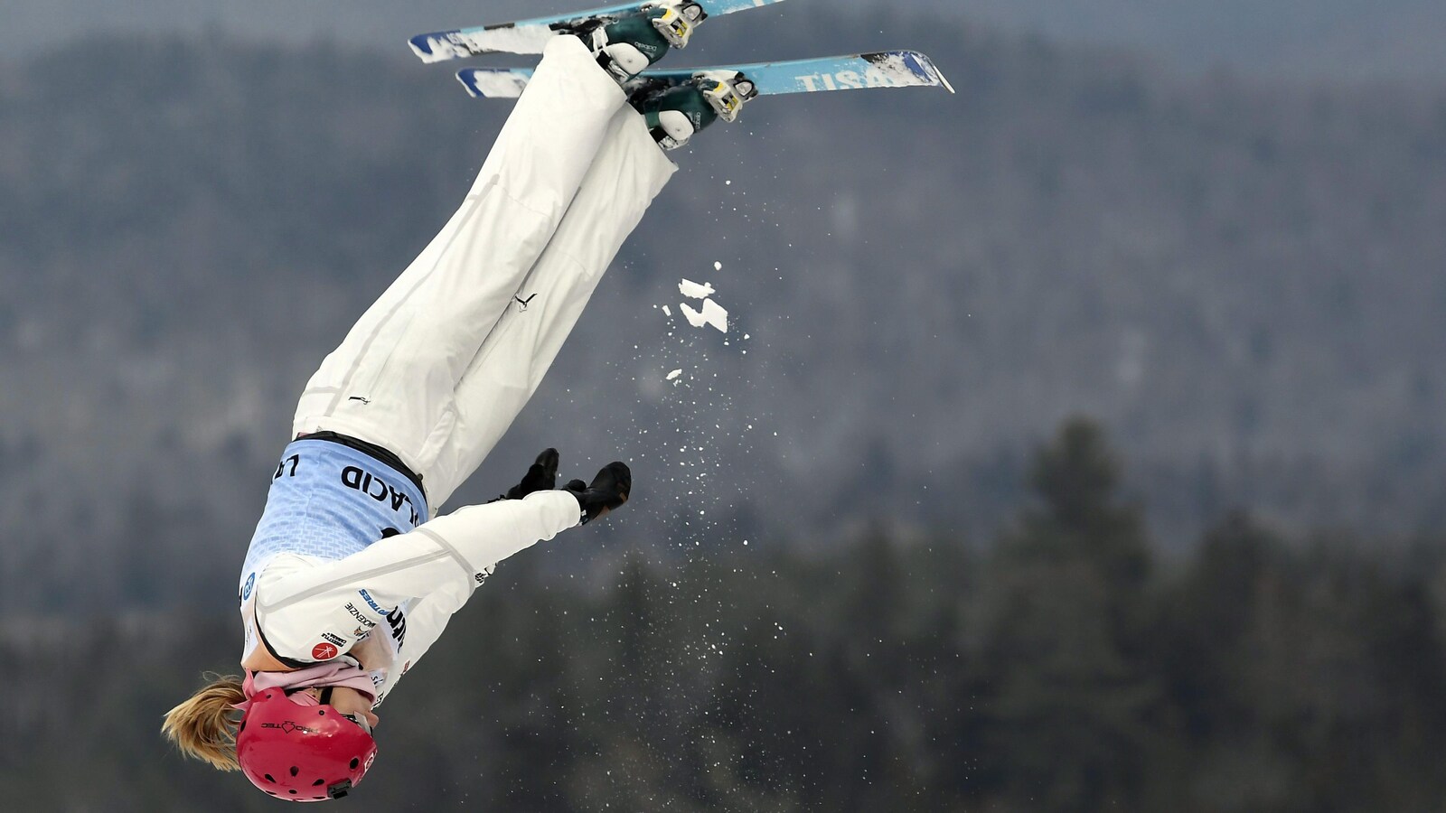 La skieuse acrobatique Catrine Lavallee en action