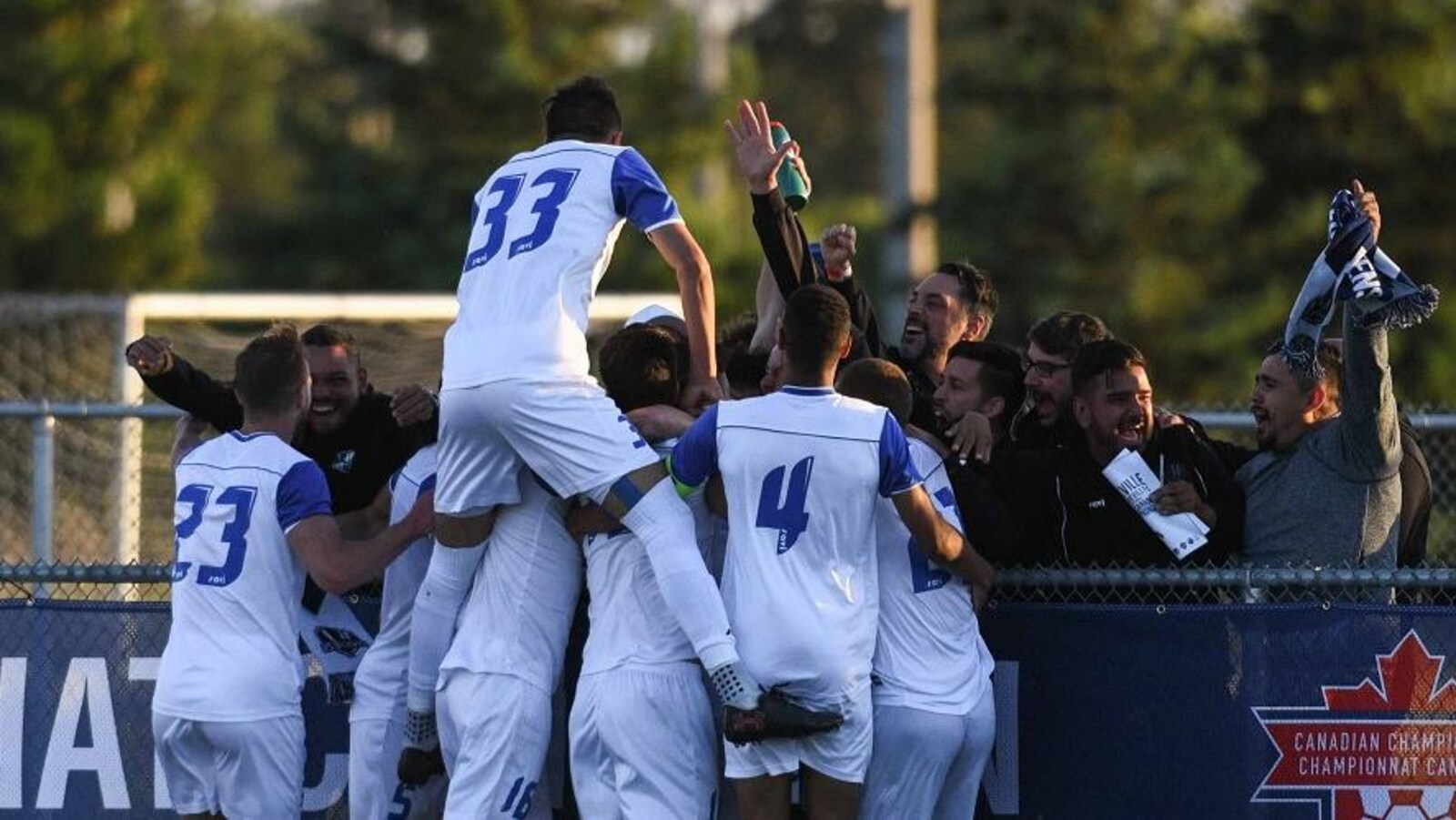 L'AS Blainville célèbre sa victoire contre les Blue Devils d'Oakville.