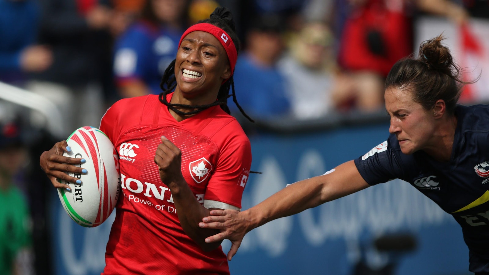 Charity Williams évite le plaqué de Lauren Doyle, dans un match de rugby à 7 entre le Canada et les États-Unis.