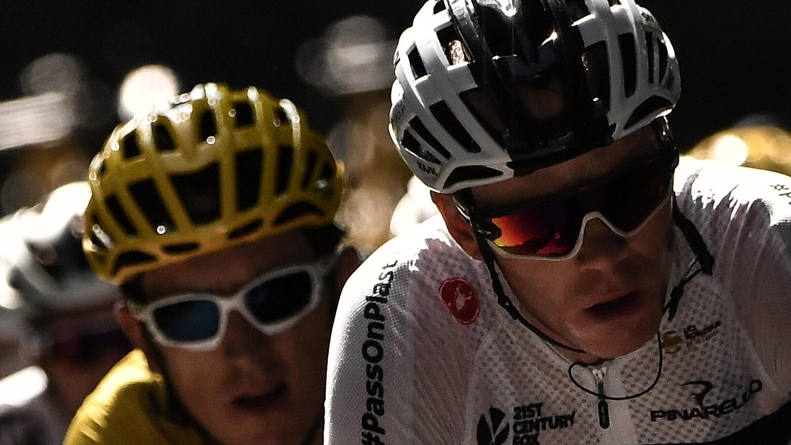 Un plan rapproché du maillot jaune Geraint Thomas derrière son coéquipier Chris Froome