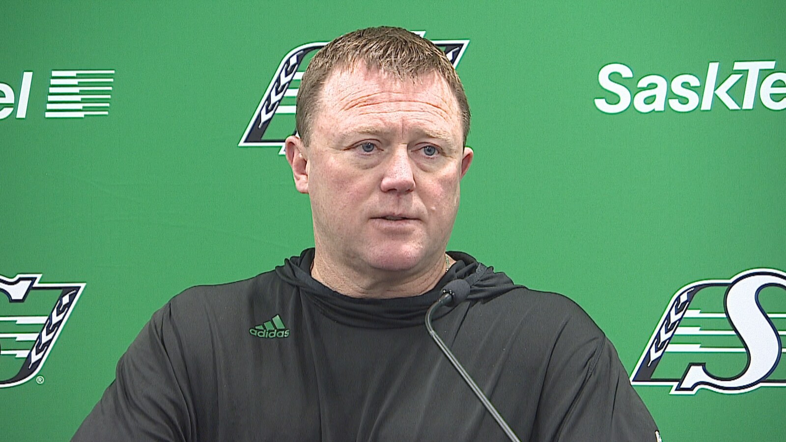 Chris Jones répondant aux questions des journalistes lors d'une conférence de presse.