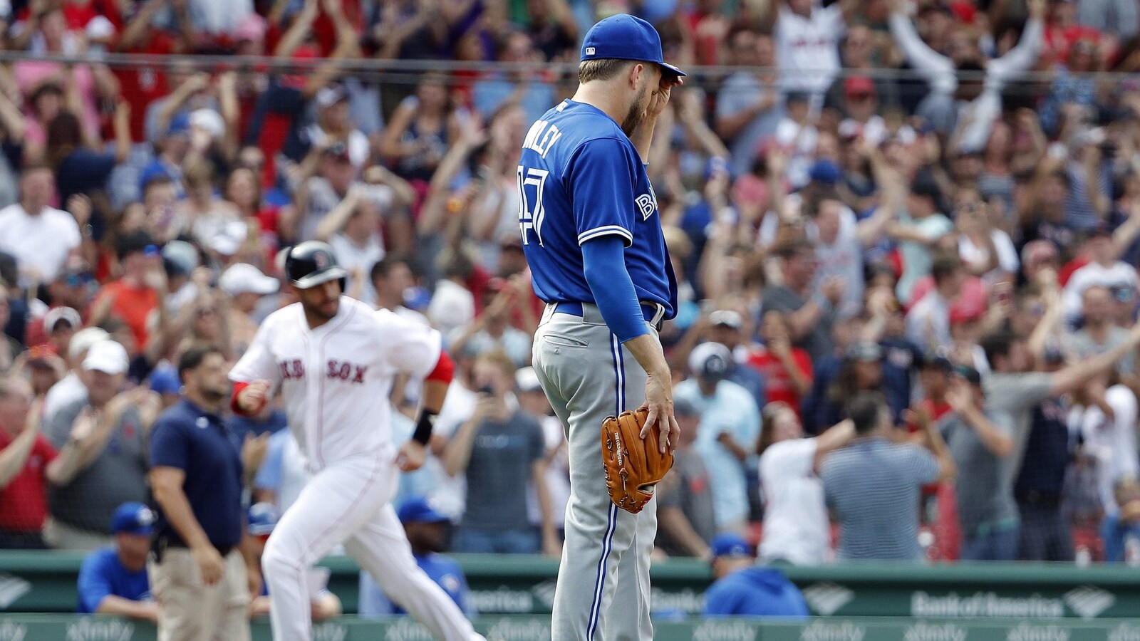 Chris Rowley (à droite) après avoir accordé un grand chelem à Xander Bogaerts.