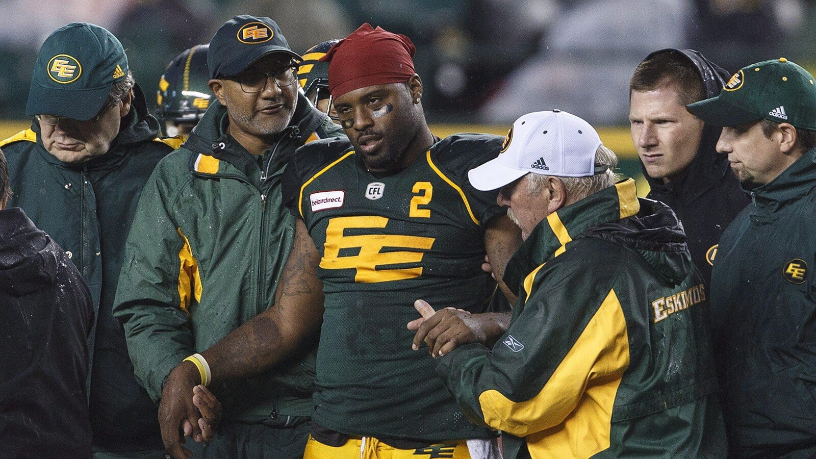 Quatre membres du personnel médical des Eskimos entourent CJ Gable, qui s'est relevé difficilement.
