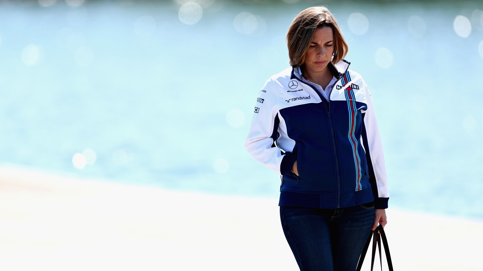 Claire Williams marche sur la passerelle du bassin olympique à Montréal en 2017.
