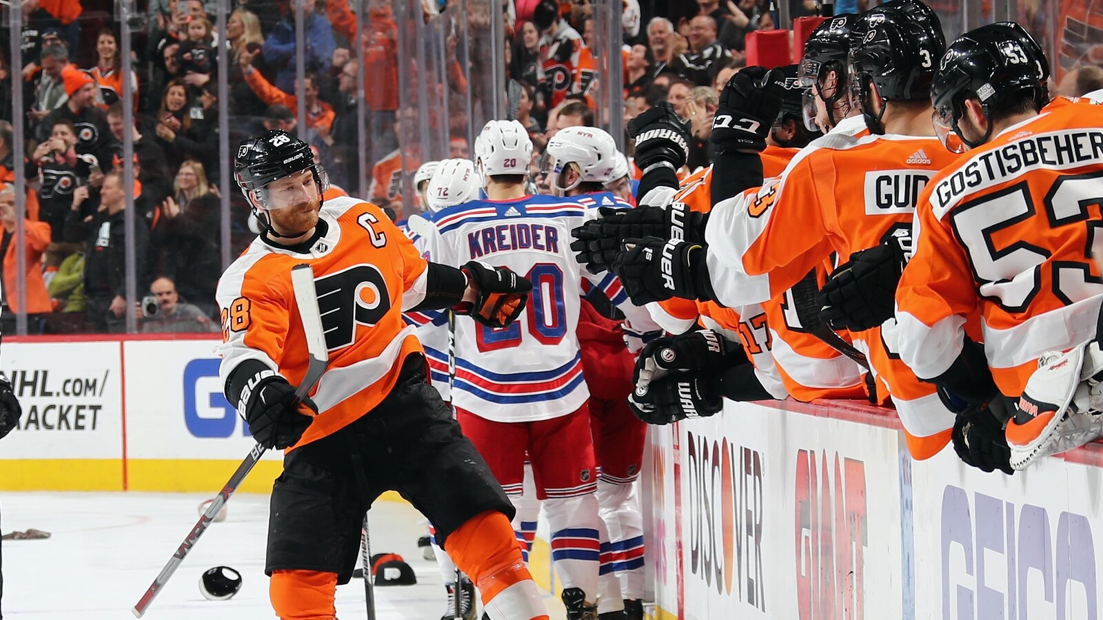 Claude Giroux célèbre avec le banc des Flyers.